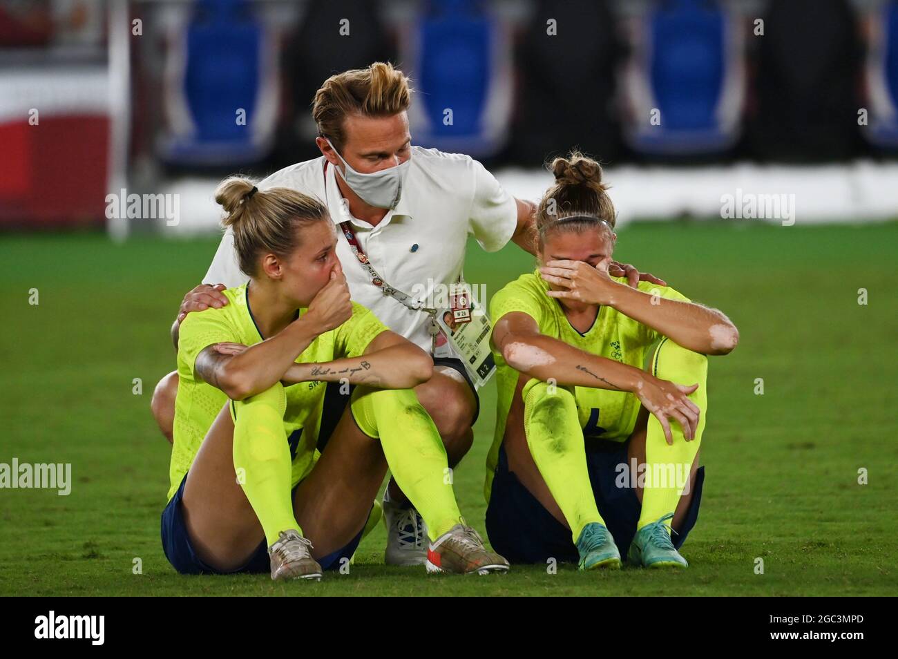 Yokohama, Japan. August 2021. Nathalie Bjorn (L) aus Schweden reagiert während des Fußballfinales der Frauen zwischen Schweden und Kanada bei den Olympischen Spielen 2020 in Tokio in Yokohama, Japan, am 6. August 2021. Quelle: Li Ga/Xinhua/Alamy Live News Stockfoto