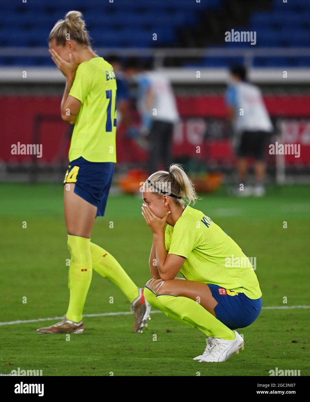 Yokohama, Japan. August 2021. Nathalie Bjorn (L) aus Schweden reagiert nach dem Frauenfußballfinale zwischen Schweden und Kanada bei den Olympischen Spielen 2020 in Tokio in Yokohama, Japan, am 6. August 2021. Quelle: Li Ga/Xinhua/Alamy Live News Stockfoto