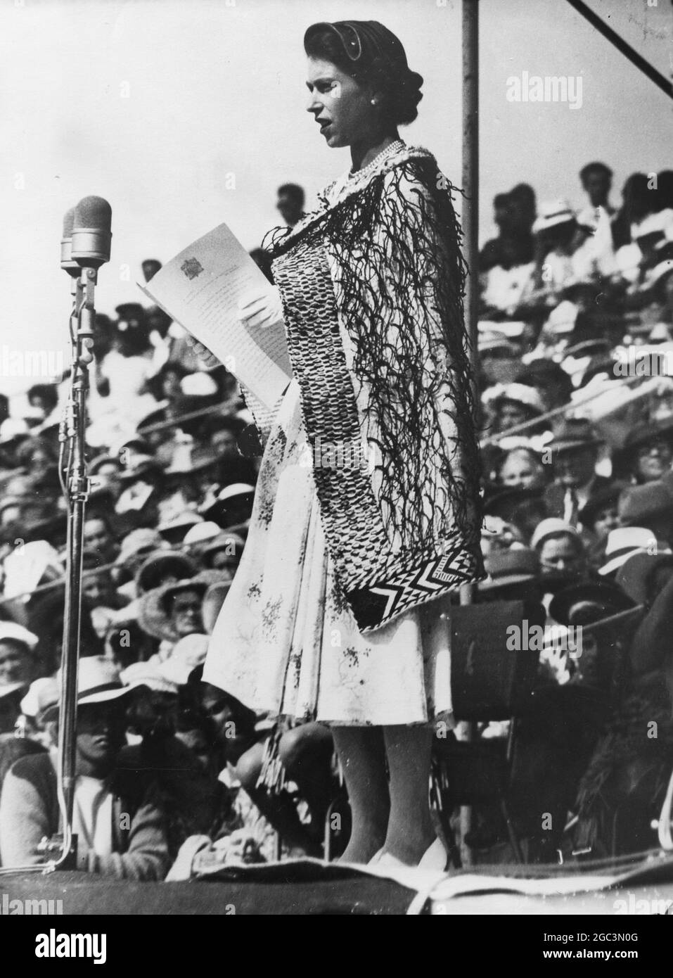 Königin Elizabeth II. Mit ihrem Korowai-Mantel um ihre Schultern und sprach von den Dais in Rotorua zu ihren Maori-Völkern. Januar 1954 Stockfoto