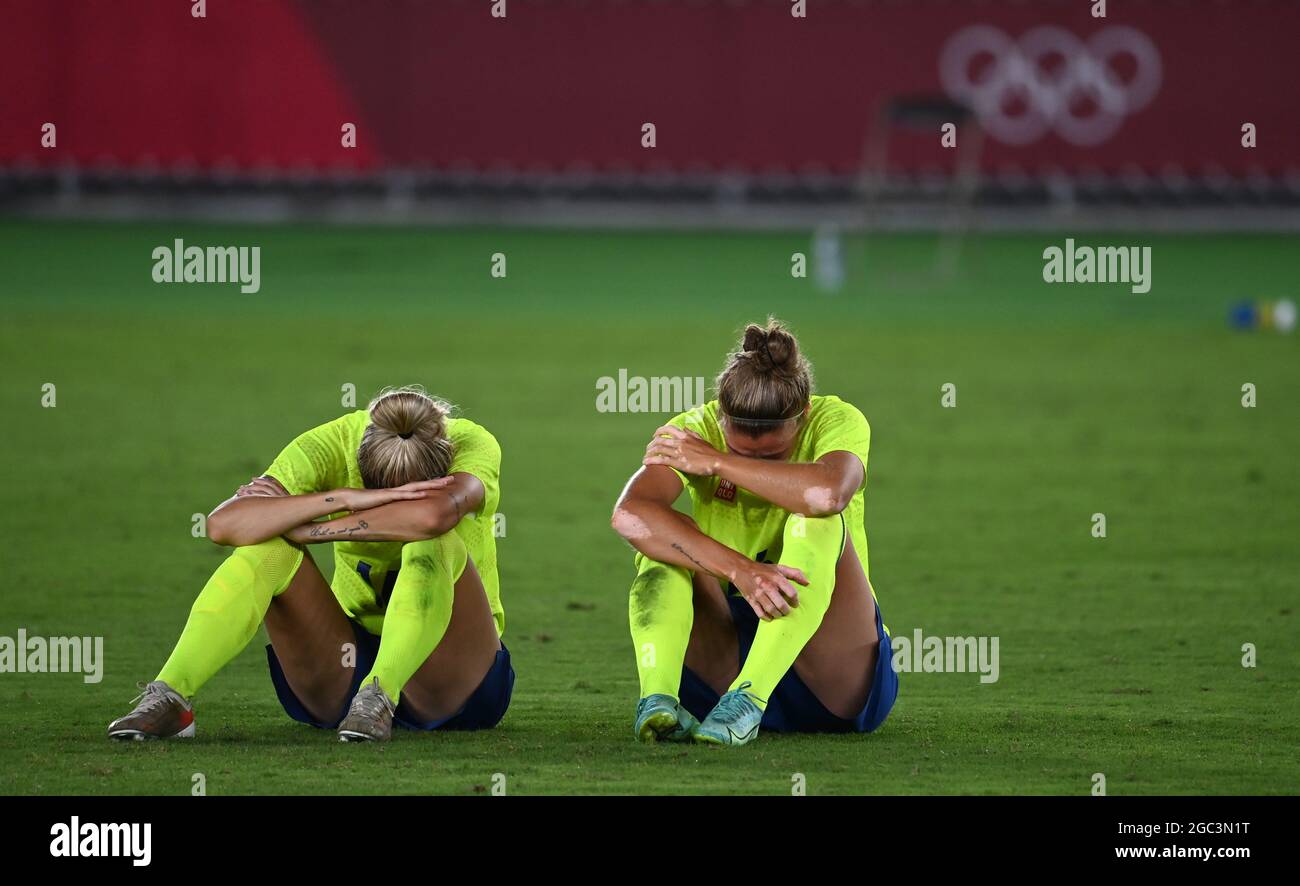 Yokohama, Japan. August 2021. Nathalie Bjorn (L) und ihre Teamkollegin aus Schweden reagieren nach dem Frauenfußballfinale zwischen Schweden und Kanada bei den Olympischen Spielen 2020 in Tokio in Yokohama, Japan, am 6. August 2021. Quelle: Li Ga/Xinhua/Alamy Live News Stockfoto