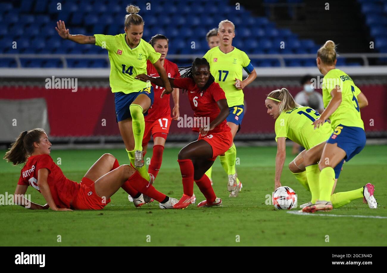 Yokohama, Japan. August 2021. Nathalie Bjorn (2. L) aus Schweden tritt beim Frauenfußballfinale zwischen Schweden und Kanada bei den Olympischen Spielen in Tokio 2020 in Yokohama, Japan, am 6. August 2021 an. Quelle: Li Ga/Xinhua/Alamy Live News Stockfoto