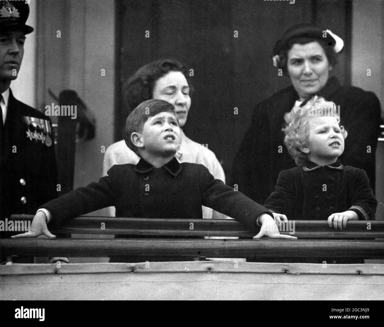 Prinz Charles und Prinzessin Anne bestiegen heute die Royal Yacht Britannia in Portsmouth. Sie segeln nach Tobruk, um sich ihren Eltern HM the Queen und dem Herzog von Edinburgh anzuschließen 14. April 1954 . Stockfoto