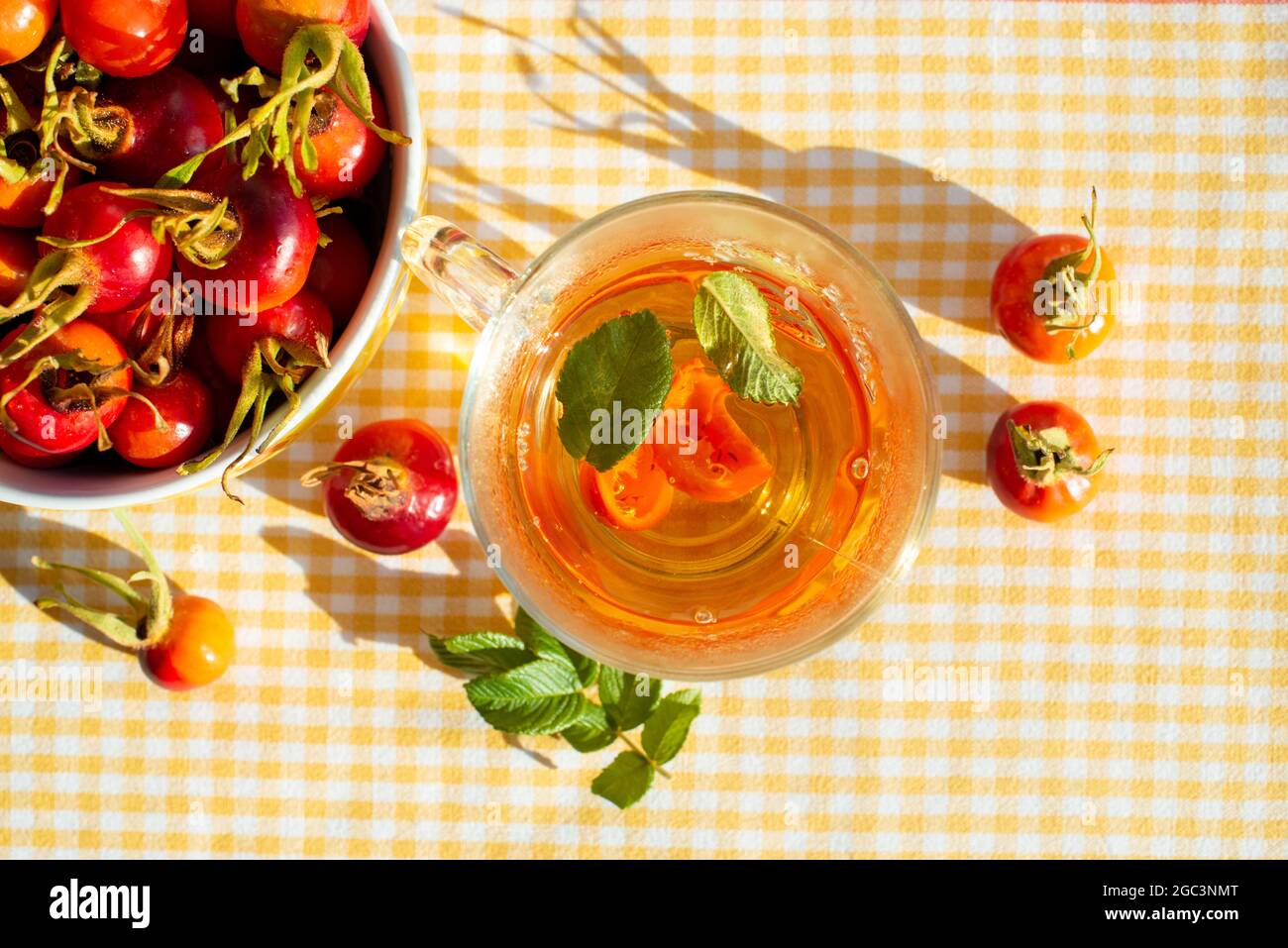 Hagebuttentee und wilde Rosenfrüchte in einer Schüssel. Nahaufnahme. Stockfoto