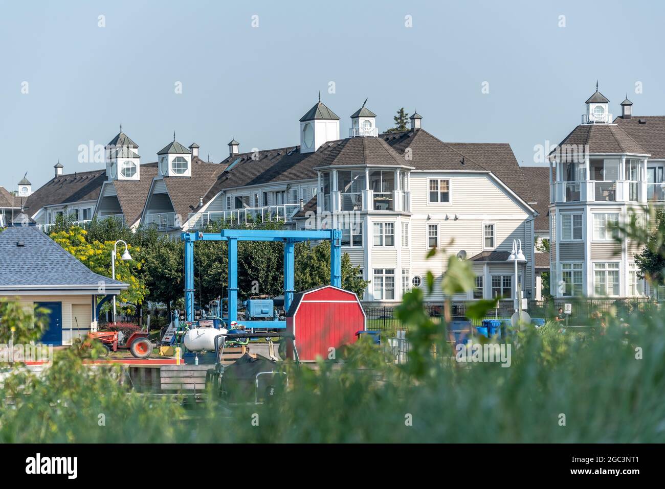 Architektur der Gebäude des Frenchman's Bay Harbour in der Stadt Pickering in Ontario, Kanada. Stockfoto