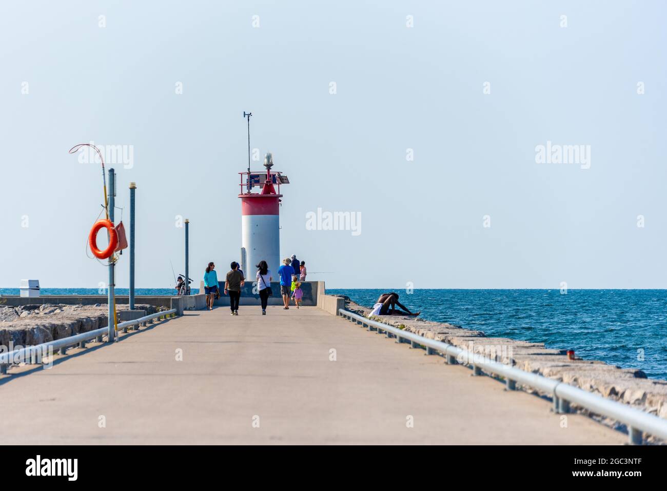 Leuchtturm am Eingang zum Frenchman's Bay Harbor an der Küste des Lake Ontario in Pickering City, Ontario, Kanada Stockfoto