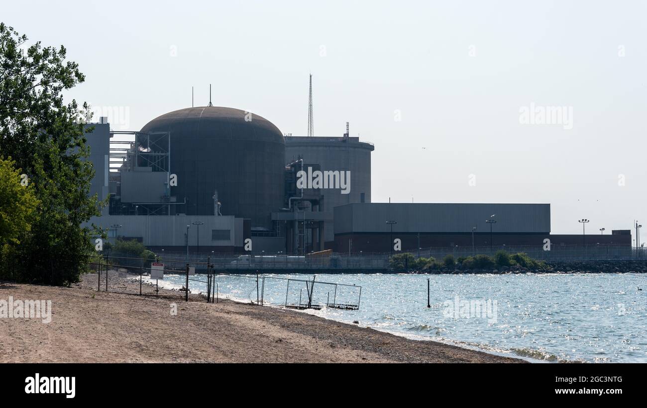 Elektro-Atomkraftwerk an der Küste des Lake Ontario in der Stadt Pickering in der Provinz Ontario, Kanada. Dieses Werk wird außer Betrieb genommen Stockfoto