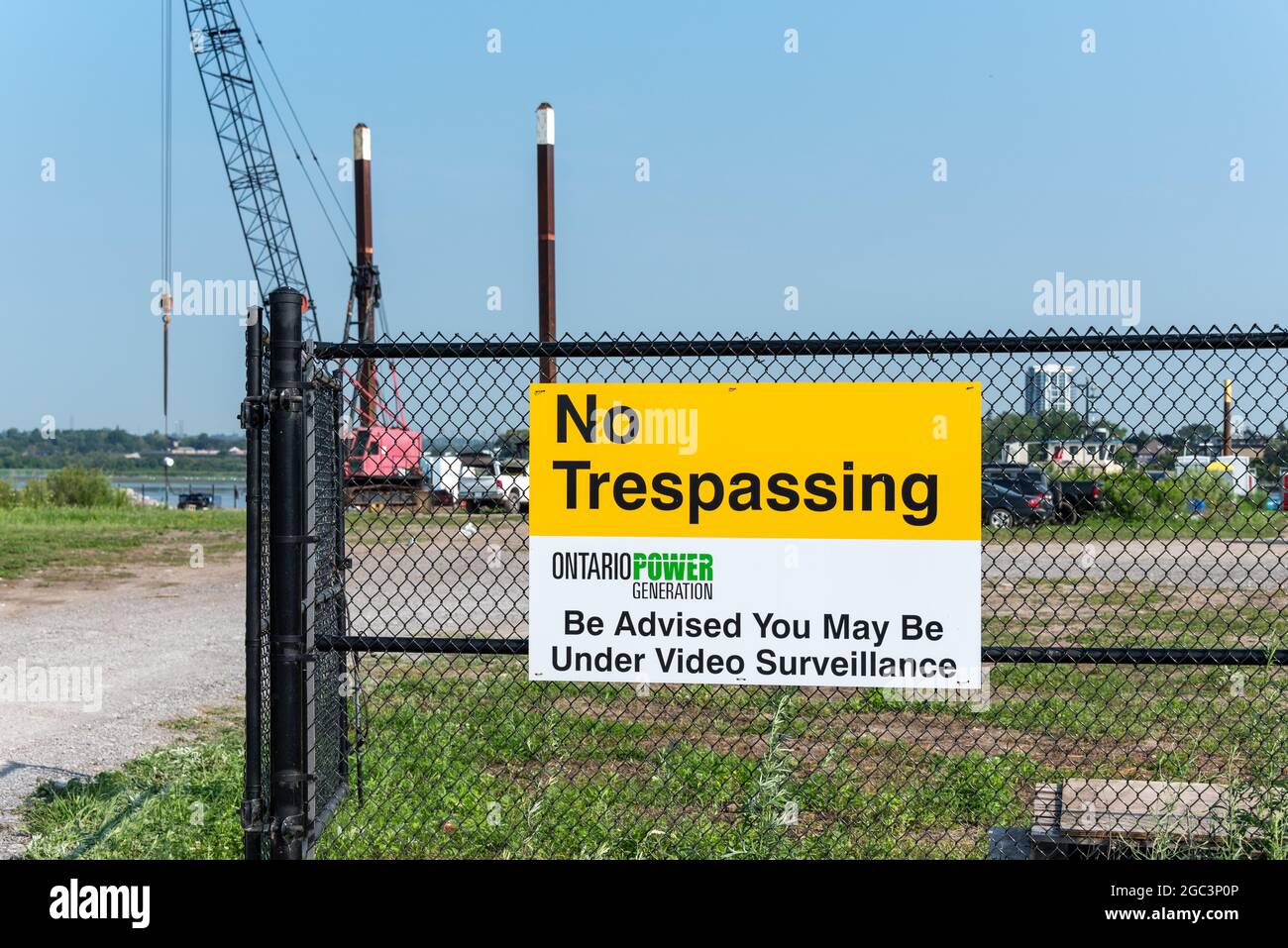 Zeichen von „No Trespassing“ in einem Konzessionsgebiet von Ontario Power Generation in der Stadt Pickering in Ontario, Kanada Stockfoto
