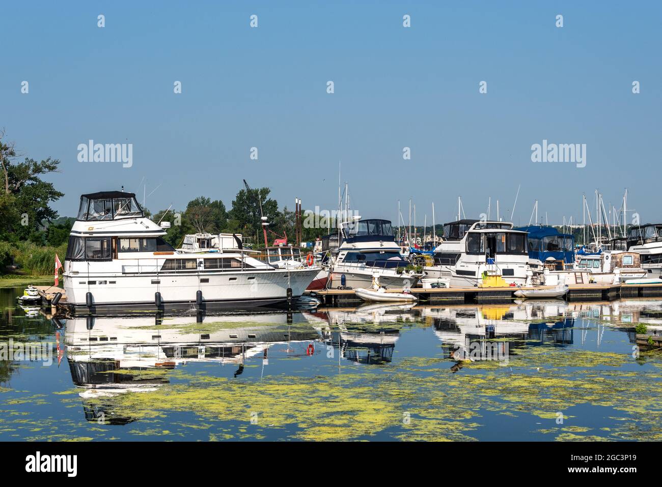 Der Yachthafen am Frenchman's Bay Harbor oder einfach nur die Uferpromenade in Pickering City in Ontario, Kanada Stockfoto