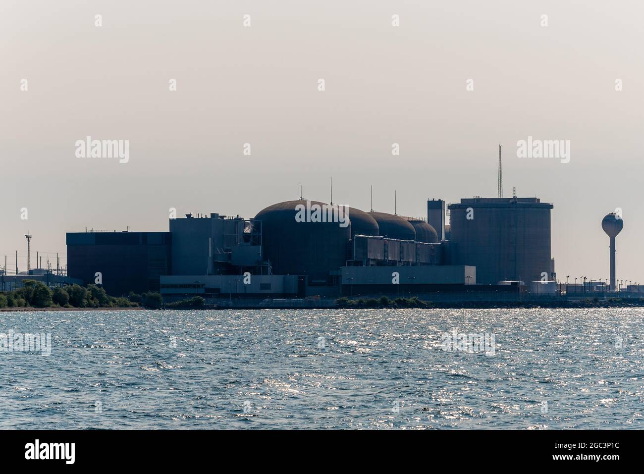 Elektro-Atomkraftwerk an der Küste des Lake Ontario in der Stadt Pickering in der Provinz Ontario, Kanada. Dieses Werk wird außer Betrieb genommen Stockfoto