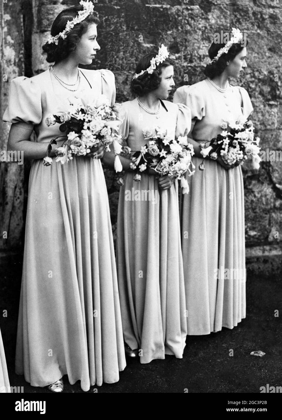 Drei Königliche Prinzessinnen waren Brautjungfern bei der Hochzeit der Hon. Patricia Mountbatten mit Captain the Lord Brabourne. Hier, außerhalb der Abtei von Romsey, sind Prinzessin Elizabeth, Prinzessin Alexandra und Prinzessin Margaret 26 Oktober 1946 Stockfoto