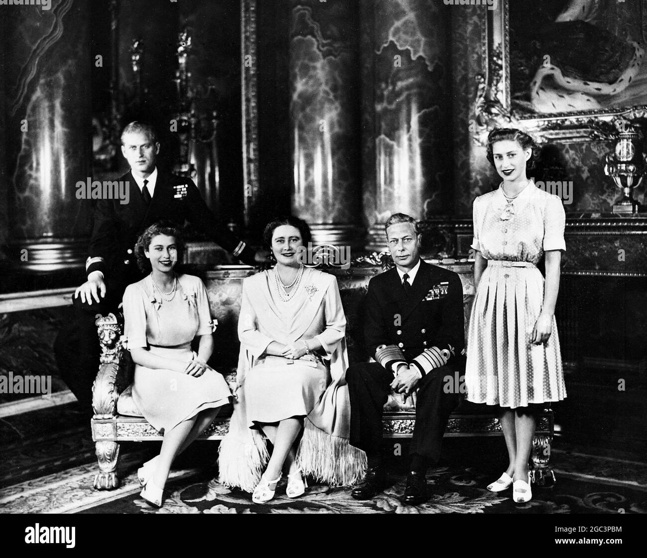 Ihre Majestät, Königin Elizabeth, die Königin Mutter mit König George VI und ihren Töchtern Prinzessin Elizabeth und Prinzessin Margaret und LT. Mountbatten (Prinz Philip, Herzog von Edinburgh) Buckingham Palace - 15. November 1947 Stockfoto