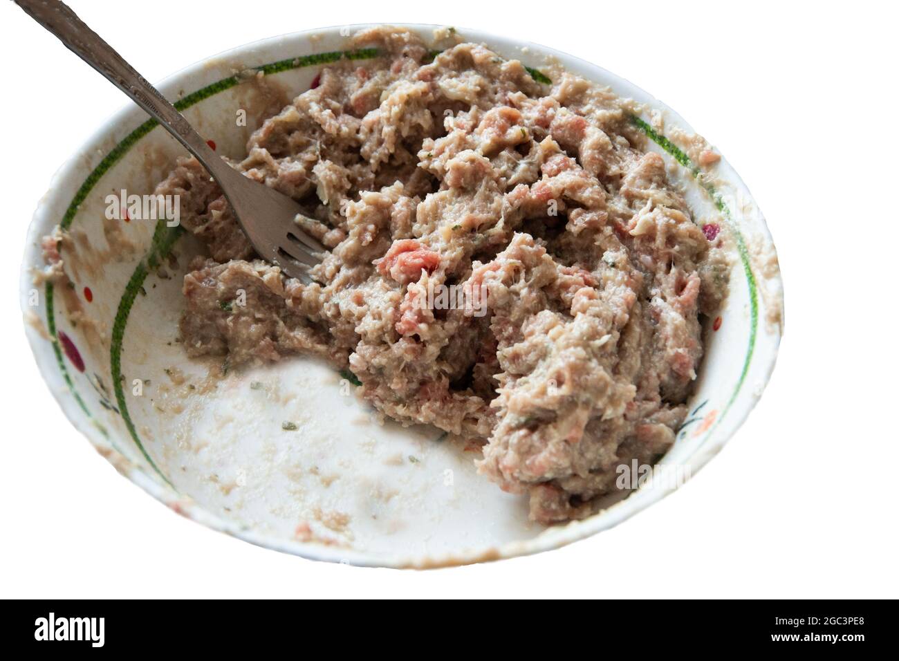 Hackfleisch auf einem weißen Teller, zubereitet aus Schweinefleisch, Rindfleisch, mit Zwiebeln und Gewürzen. Gabel aufformieren. Isolieren Sie die Herstellung von Torten. Stockfoto