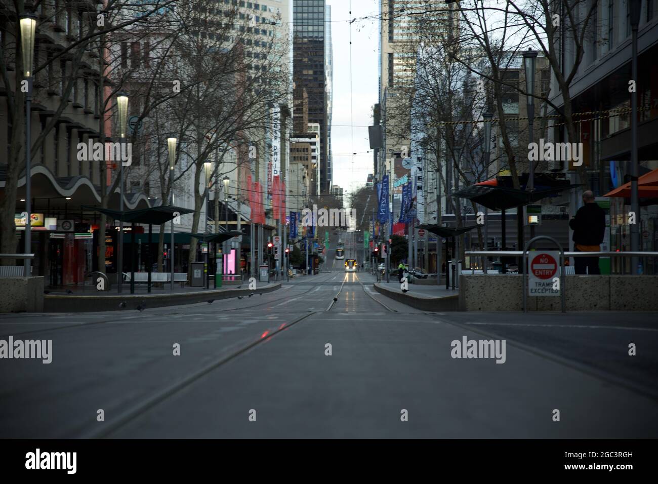 MELBOURNE, AUSTRALIEN - 25. Jul 2021: Die ruhige, leere Straße der Stadt Melbourne während der Sperrung aufgrund einer Coronavirus-Pandemie Stockfoto