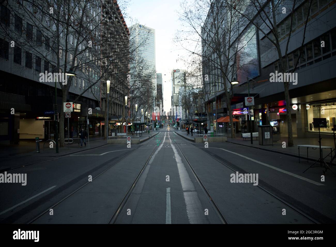 MELBOURNE, AUSTRALIEN - 25. Jul 2021: Die ruhige, leere Stadtstraße von Melbourne, die aufgrund der Coronavirus-Pandemie gesperrt wurde Stockfoto