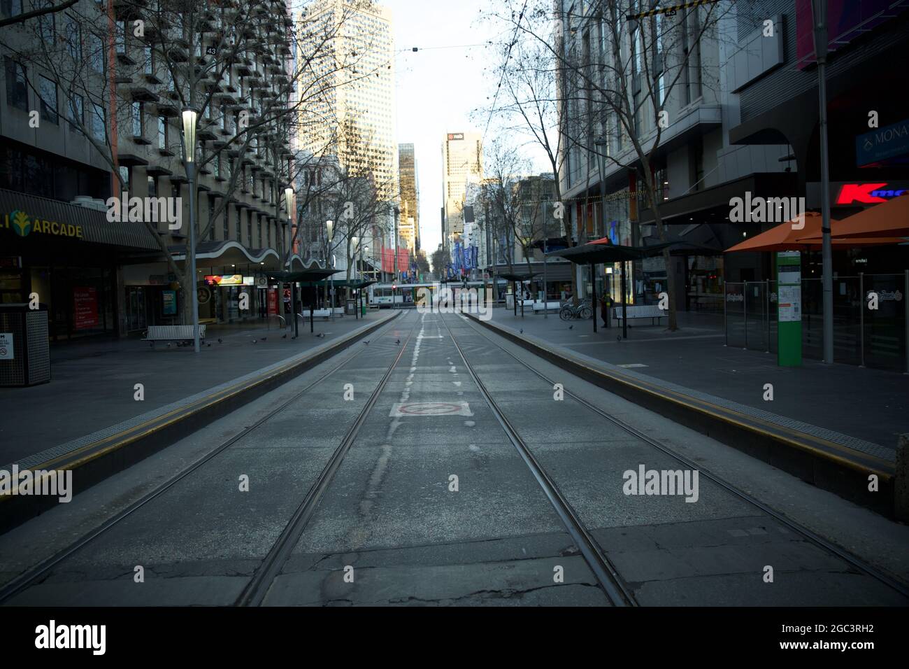 MELBOURNE, AUSTRALIEN - 25. Jul 2021: Die ruhige, leere Stadtstraße von Melbourne, die aufgrund der Coronavirus-Pandemie gesperrt wurde Stockfoto