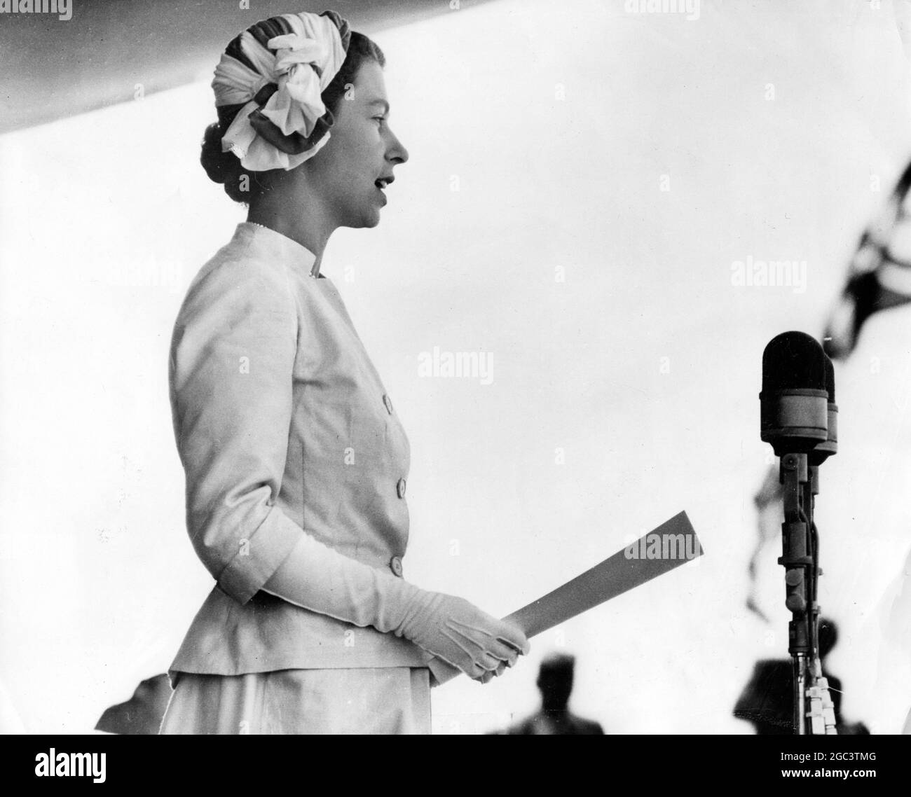 Königin Elizabeth II. Antwortet auf eine Begrüßungsrede in Timaru, auf der Südinsel Neuseelands. Ihre Majestät war von Long Bech dorthin gefahren, um nach einer kurzen Rast von den Strapazen ihrer Tour in den königlichen Zug zurückzutreten. 2. Februar 1954 Stockfoto