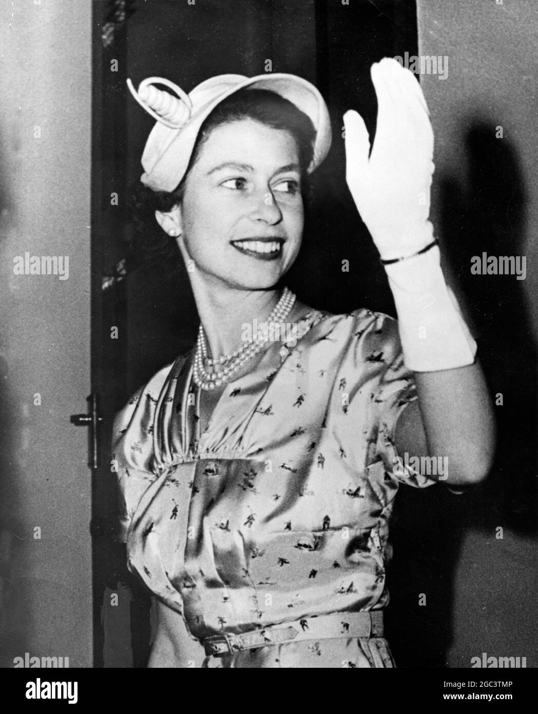 Queen Elizabeth II lächelt und winkt der Menge in Invercargill , Neuseeland 5. Februar 1954 Stockfoto