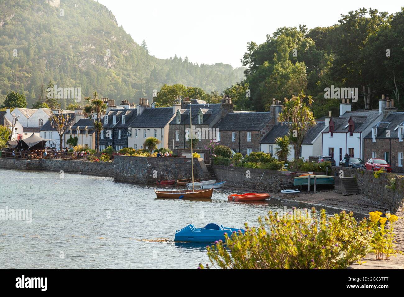 Das Küstendorf Plockton in den schottischen Highlands Stockfoto