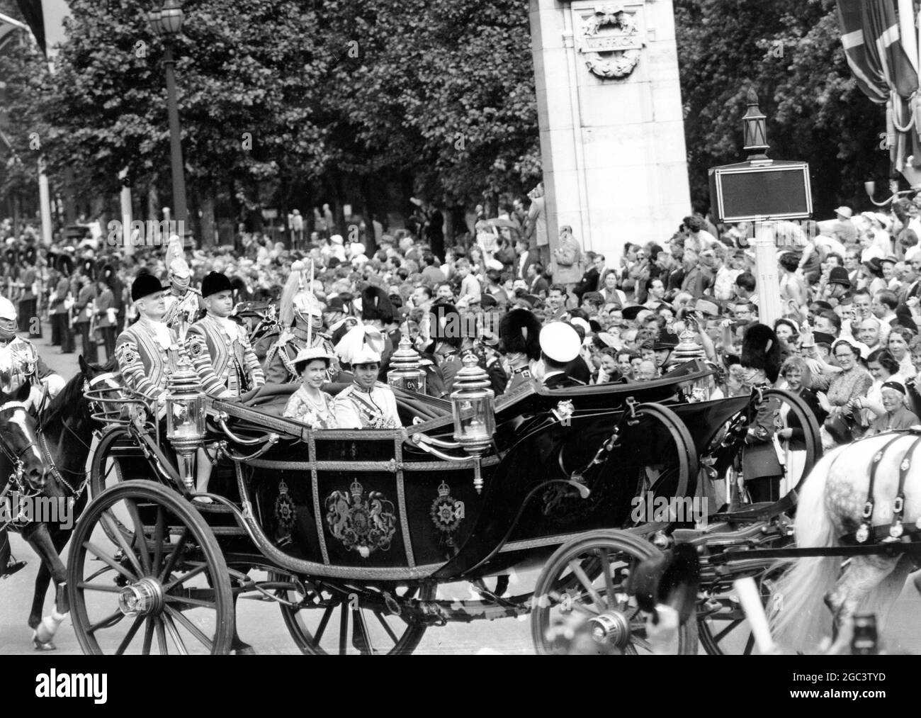 16. Juli 1956 König Faisal II. Von Irak fährt in einem offenen Wagen mit Königin Elizabeth II. Von Victoria Station zum Buckingham Palace, London, für einen Staatsbesuch in England. Es ist der erste Staatsbesuch eines irakischen Monarchen. Stockfoto