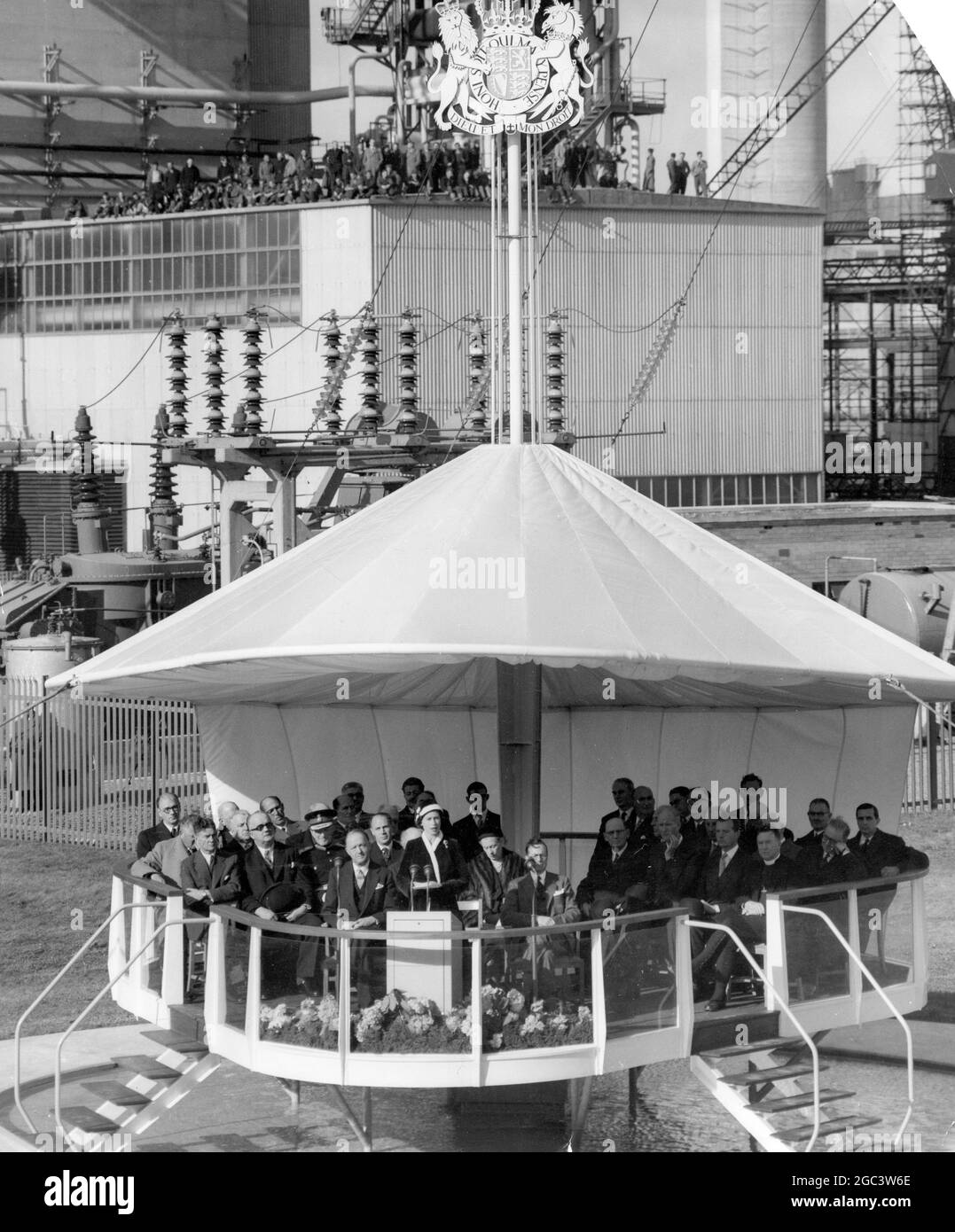 17. Oktober 1956 Königin Elisabeth II. Hält eine Rede zur Eröffnung des Kraftwerks Calder Hall. Es ist das erste Atomkraftwerk der Welt, das Strom in das nationale Stromnetz einspeist. Cumberland, England. Stockfoto