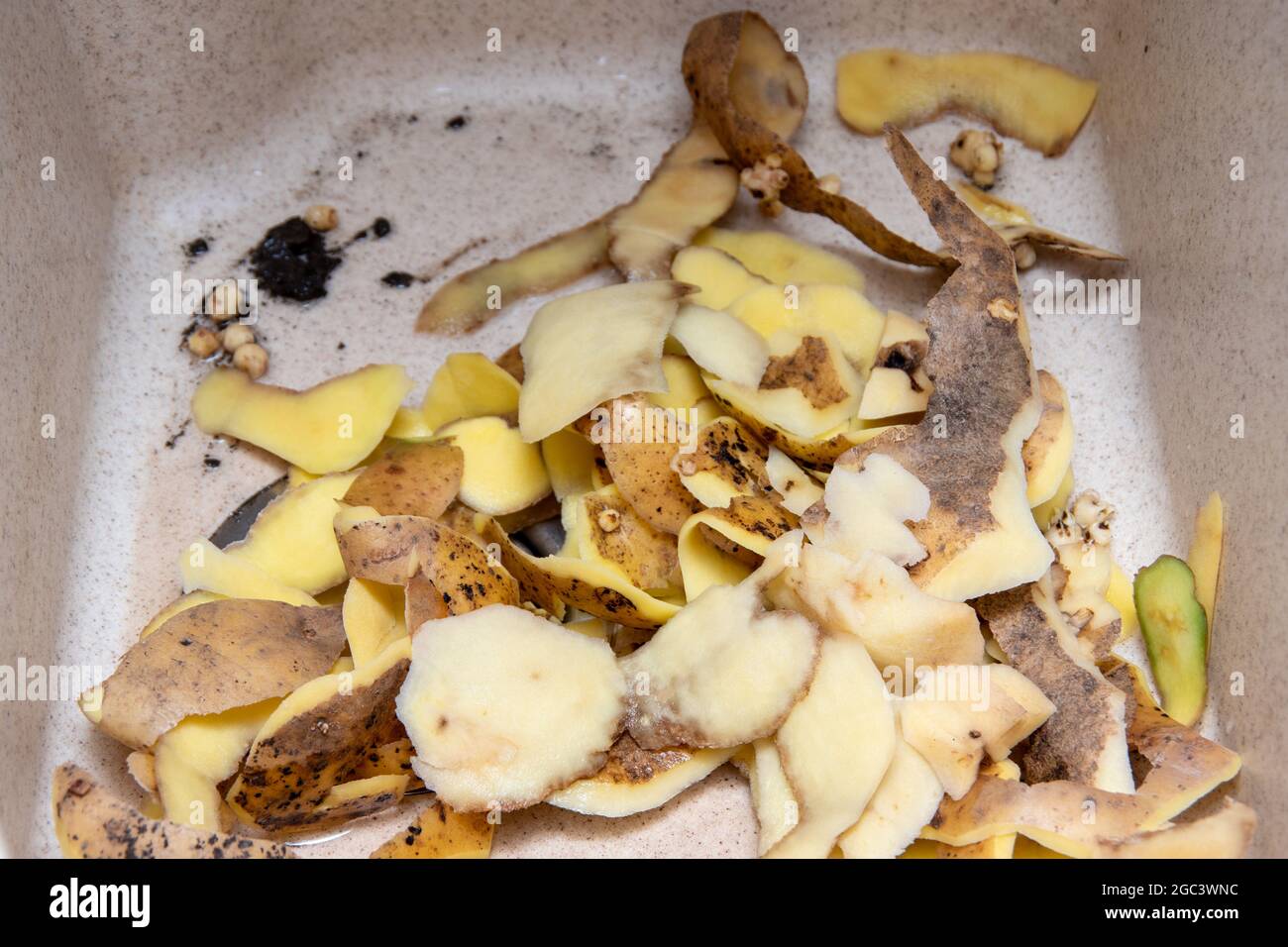 Kartoffelschalen liegen in der Spüle, Nahaufnahme, Draufsicht. Stockfoto