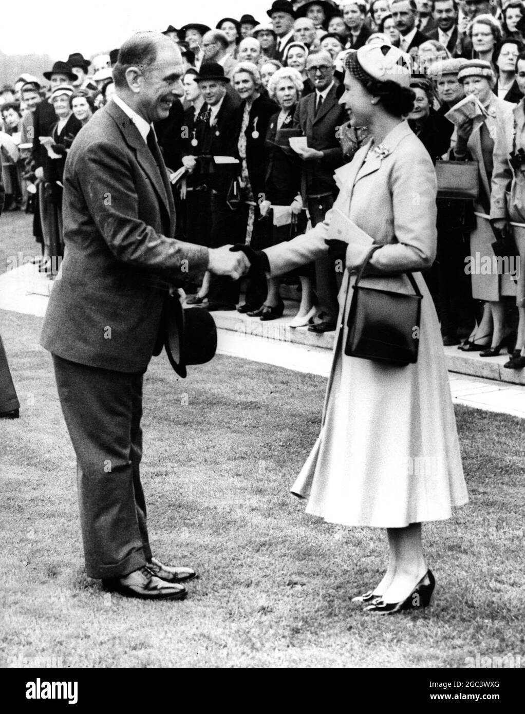 Marchese Incisa della Rocchetta erhält Glückwünsche von HM the Queen, nachdem sein Pferd Ribot am 21. Juli 1956 den König Georg VI. Und die Königin Elizabeth Stakes bei Ascot gewonnen hatte Stockfoto