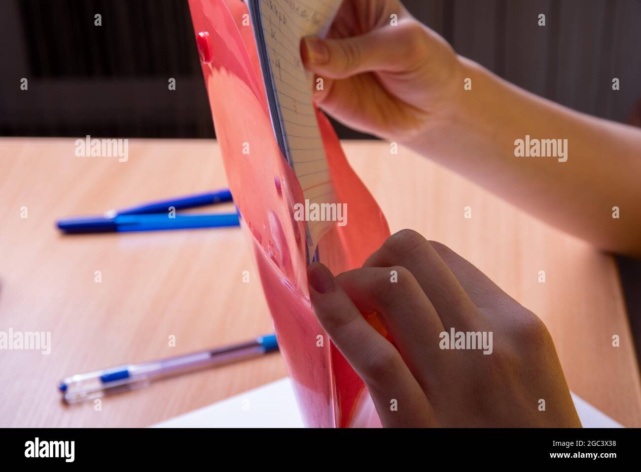 Nahaufnahme weibliche Hände stapeln gekritzelte Blätter Papier in rosa, roten Ordner, Geschäft, Schulungskonzept. Stockfoto