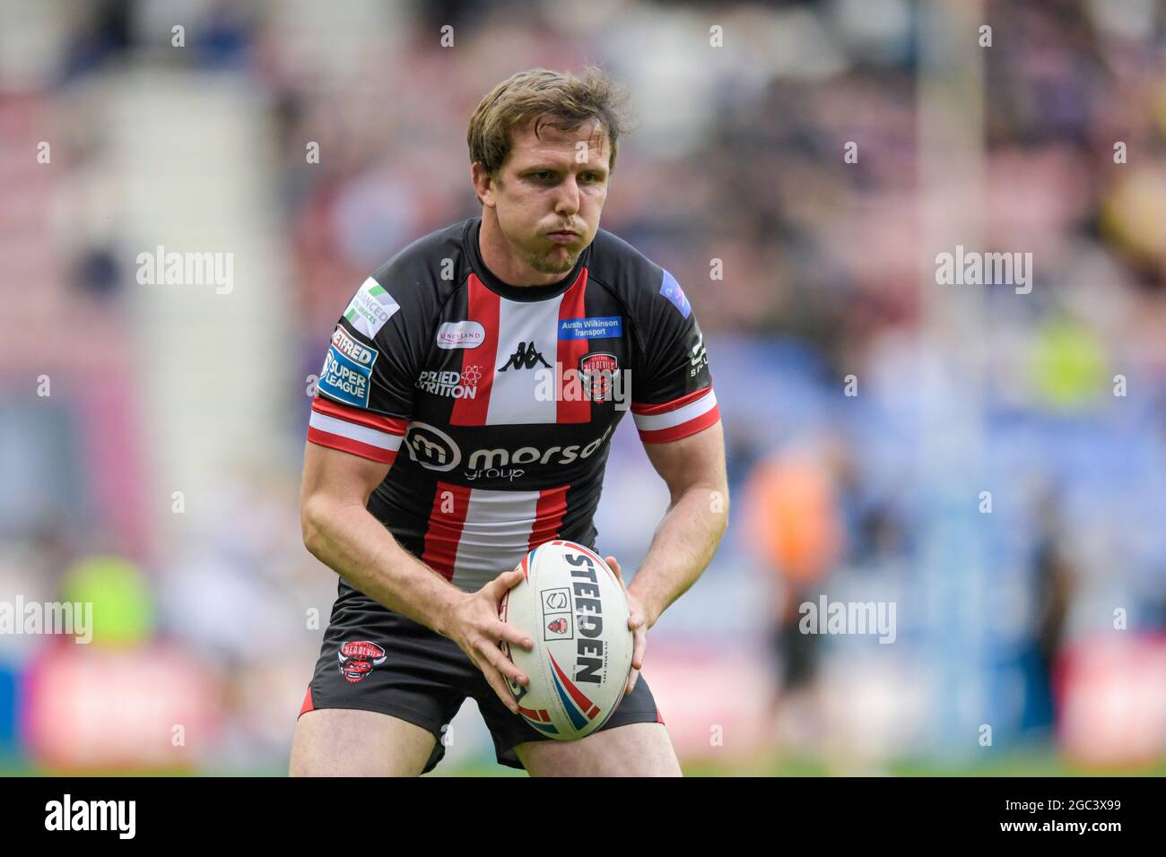 Wigan, Großbritannien. August 2021. Dan Sarginson (23) von Salford Red Devils am 8/6/2021 in Wigan, Großbritannien, im Einsatz. (Foto von Simon Whitehead/News Images/Sipa USA) Quelle: SIPA USA/Alamy Live News Stockfoto