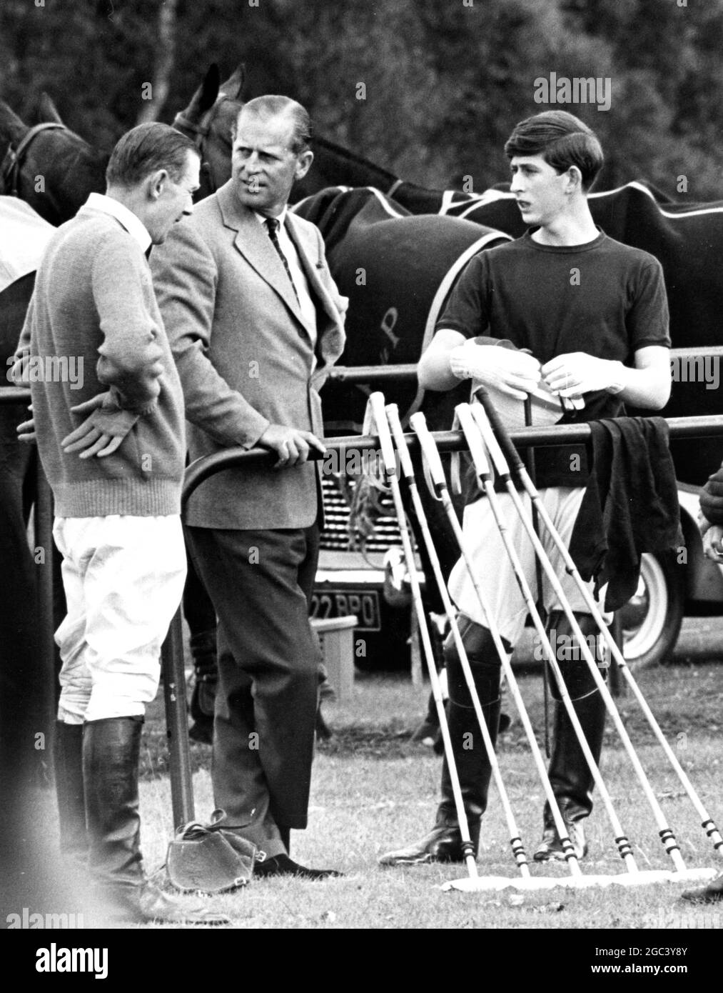 Der Herzog von Edinburgh und ein Equerry geben dem jungen Prinz Charles während der Chukkas in Windsor Ratschläge, als er im Chairman's Cup für die Rangers gegen Chiesmans spielte. Der Herzog konnte wegen eines angespannten Muskels in seinem Oberschenkel nicht in der dreitägigen Wettkampfzeit spielen. 7. August 1965 Stockfoto
