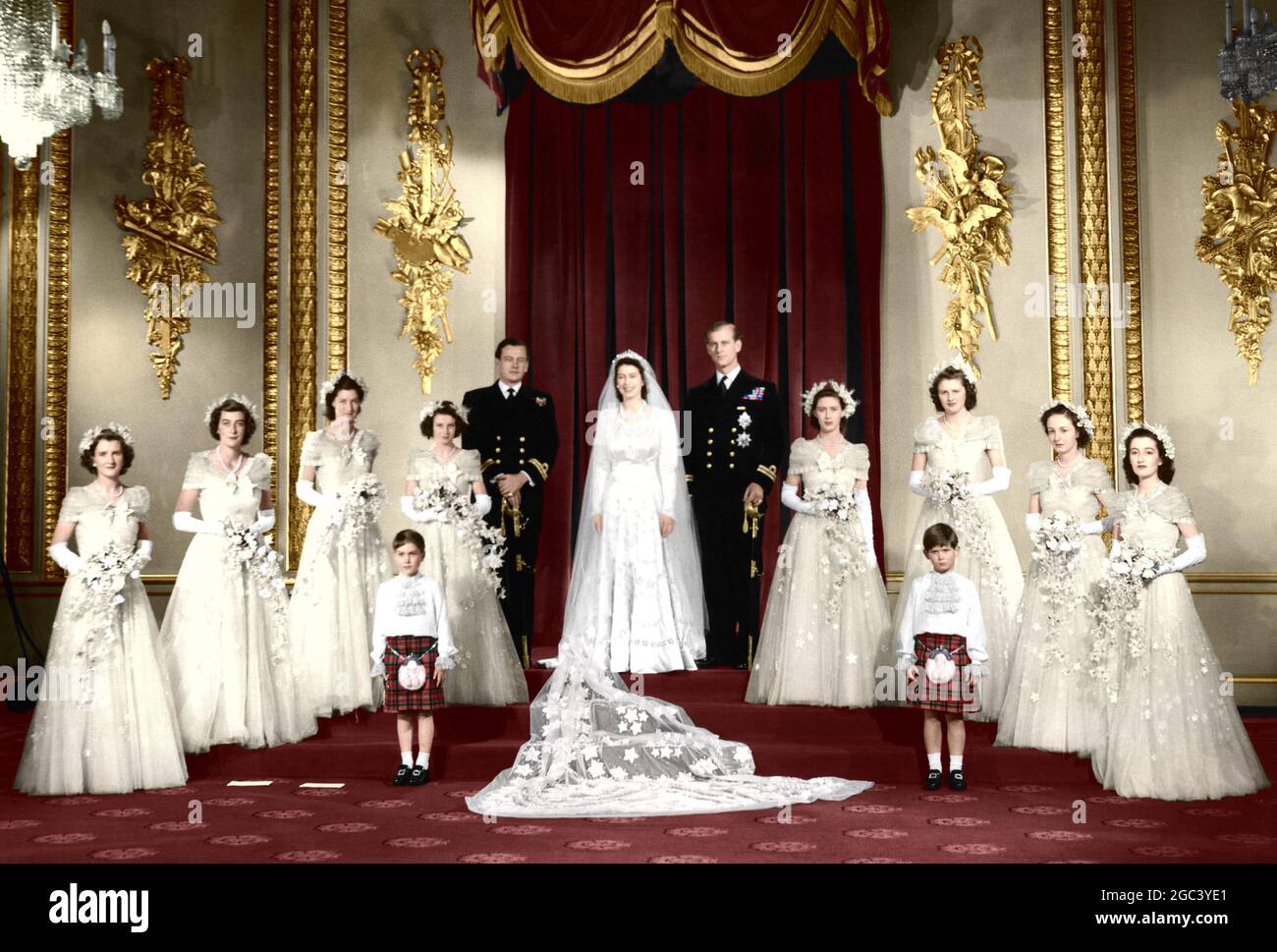 Königliche Hochzeit. Ihre Königliche Hoheit Prinzessin Elizabeth und Herzog von Edinburgh. Das Brautpaar mit Brautjungfern. 20. November 1947 Farbbild von TopFoto Production Stockfoto