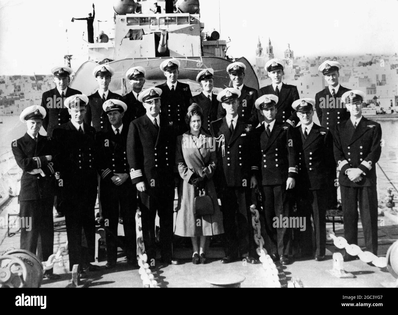 Prinzessin Elizabeth mit dem Herzog von Edinburgh (links) und Capt J. E. H. McBeath (rechts), posiert für ein Gruppenfoto mit den Offizieren von HMS Chequers auf Malta während ihres Besuches beim Zerstörer am zweiten Weihnachtsfeiertag. Der Herzog ist Oberleutnant auf den Chequers, die von Malta aus zum Roten Meer segelt. Prinzessin Elizabeth inspizierte die Schiffsgesellschaft am 27. Dezember 1949 Stockfoto