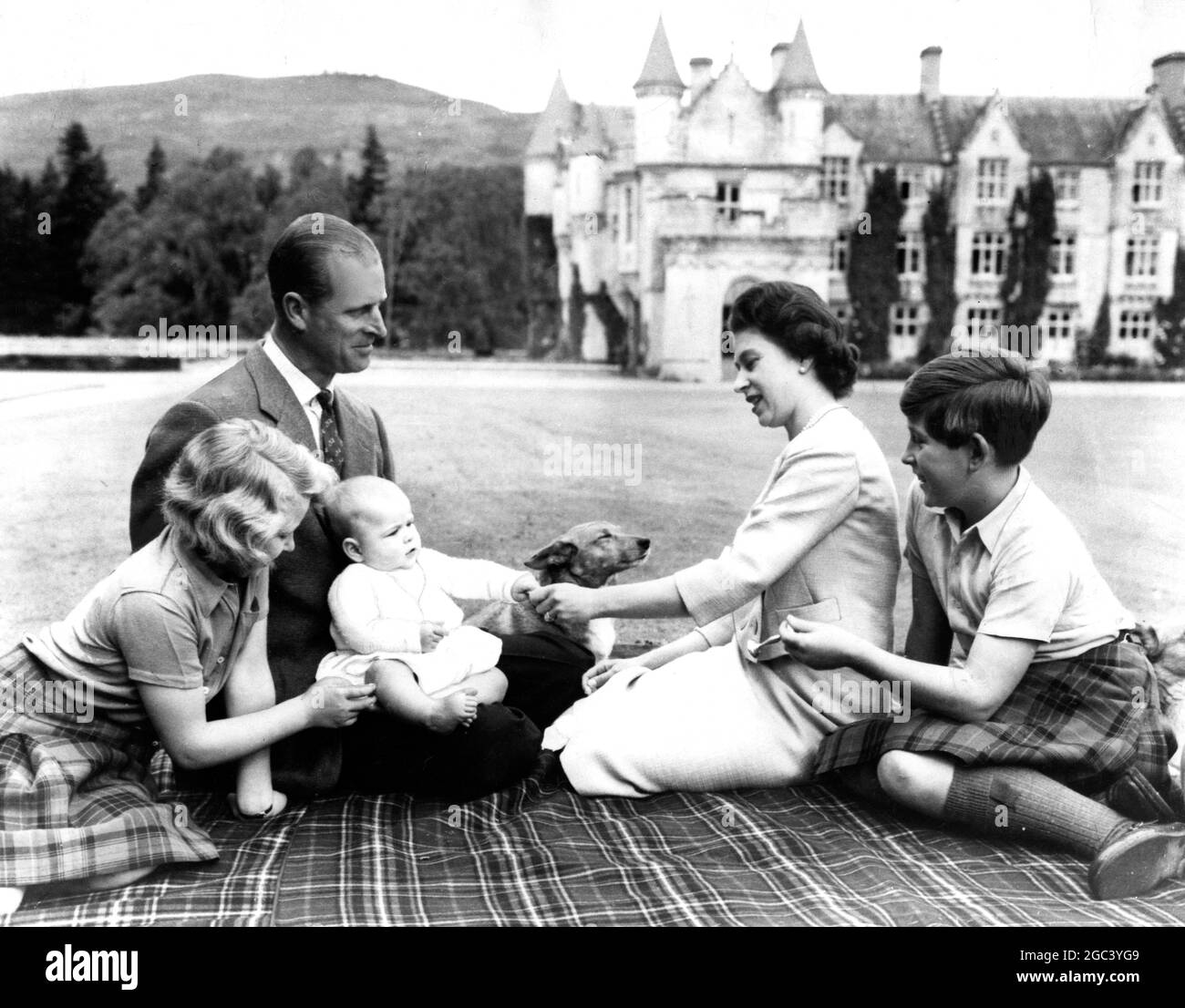 Sitzen auf einem Teppich auf dem Gelände des Balmoral Castle, Schottland, die Königin, Herzog von Edinburgh, Prinz Charles, Prinzessin Anne und Prinz Andrew, Pose für ein Foto. Die königliche Familie ist zur Zeit im Urlaub in Balmoral . 8. September 1960 Stockfoto