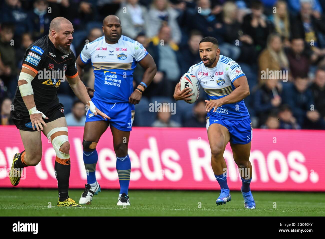 Leeds, Großbritannien. August 2021. Kruise Leeming (9) von Leeds Rhinos bricht mit dem Ball in Leeds, Vereinigtes Königreich am 8/6/2021. (Foto von Craig Thomas/News Images/Sipa USA) Quelle: SIPA USA/Alamy Live News Stockfoto