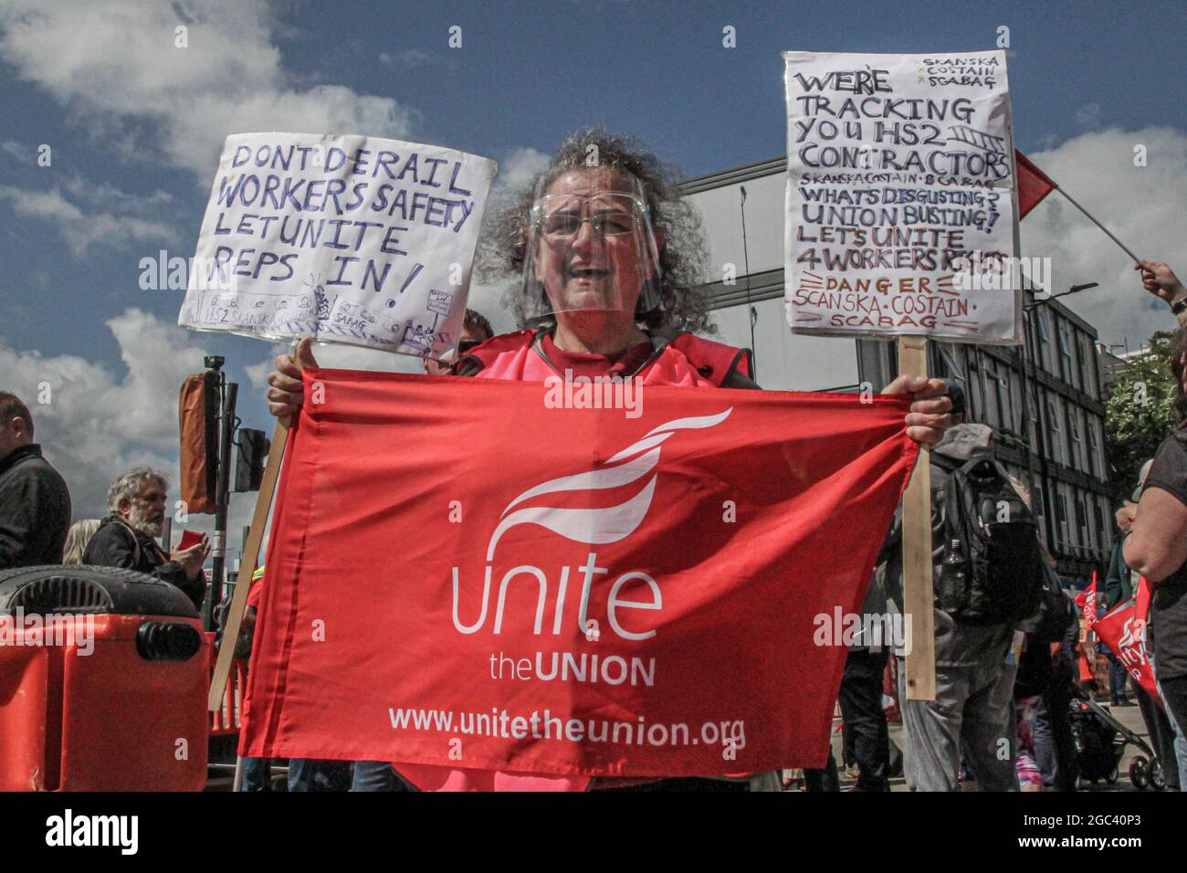 London, England, Großbritannien. August 2021. Ein Protestierende gegen Unite the Union protestiert gegen das Joint-Venture-Unternehmen Skanska-Costain-Strabag, das den Bauarbeitern, die die HS2-Eisenbahn bauen, den legitimen Gewerkschaftszugang verweigert. Unite the Union demonstriert vor den HS2-Standorten im Londoner Euston. Die Gewerkschaft hat erklärt, dass diese Demonstration eine langfristige Kampagne startet, um die gewerkschaftsfeindlichen Aktivitäten von Unternehmen wie Skanska und Costain zu stoppen. (Bild: © Sabrina MerollaZUMA Wire) Quelle: ZUMA Press, Inc./Alamy Live News Stockfoto