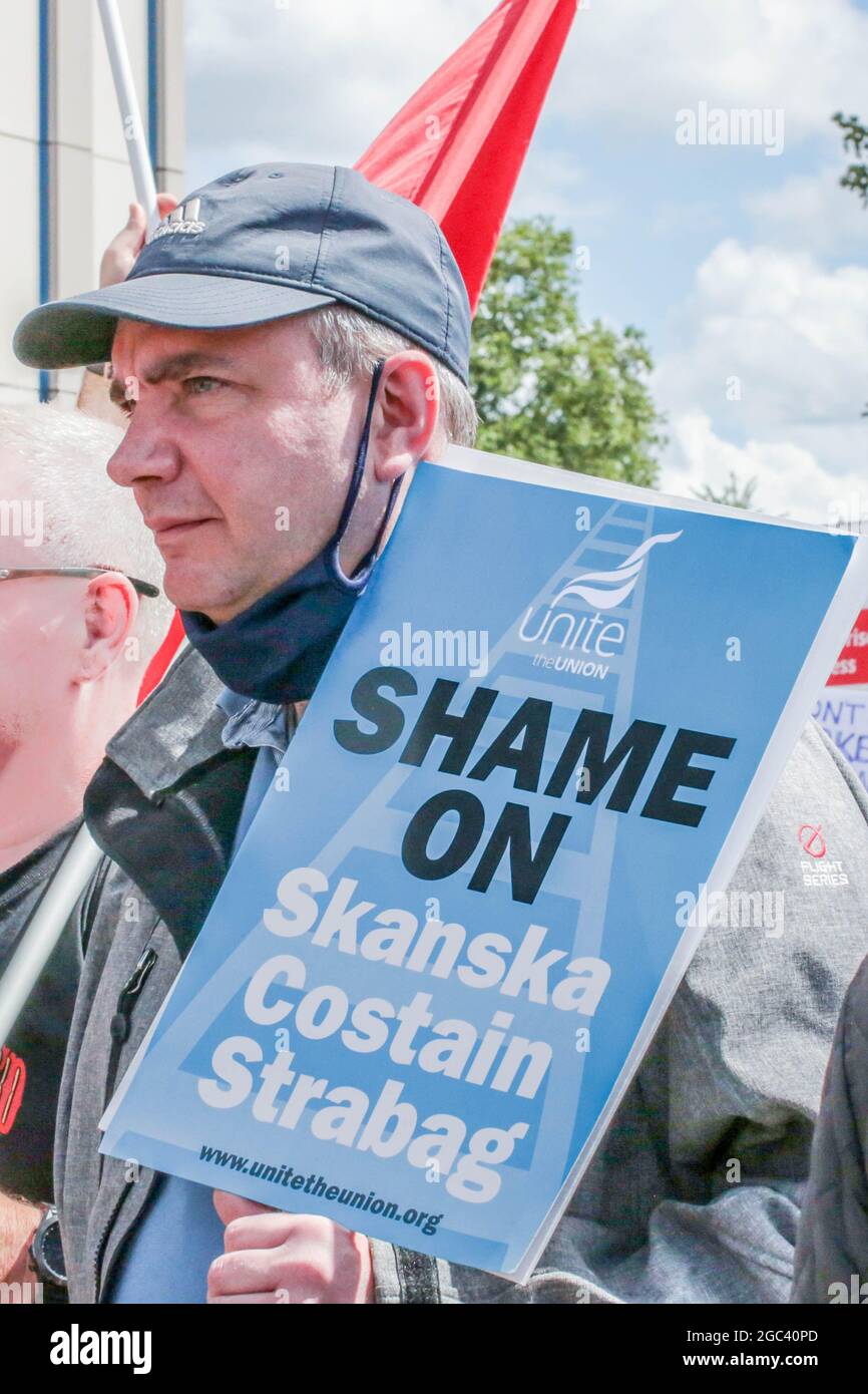 London, England, Großbritannien. August 2021. Ein Protestierende gegen Unite the Union protestiert gegen das Joint-Venture-Unternehmen Skanska-Costain-Strabag, das den Bauarbeitern, die die HS2-Eisenbahn bauen, den legitimen Gewerkschaftszugang verweigert. Unite the Union demonstriert vor den HS2-Standorten im Londoner Euston. Die Gewerkschaft hat erklärt, dass diese Demonstration eine langfristige Kampagne startet, um die gewerkschaftsfeindlichen Aktivitäten von Unternehmen wie Skanska und Costain zu stoppen. (Bild: © Sabrina MerollaZUMA Wire) Quelle: ZUMA Press, Inc./Alamy Live News Stockfoto