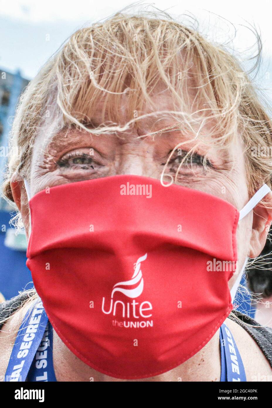 London, England, Großbritannien. August 2021. Ein Protestierende gegen Unite the Union protestiert gegen das Joint-Venture-Unternehmen Skanska-Costain-Strabag, das den Bauarbeitern, die die HS2-Eisenbahn bauen, den legitimen Gewerkschaftszugang verweigert. Unite the Union demonstriert vor den HS2-Standorten im Londoner Euston. Die Gewerkschaft hat erklärt, dass diese Demonstration eine langfristige Kampagne startet, um die gewerkschaftsfeindlichen Aktivitäten von Unternehmen wie Skanska und Costain zu stoppen. (Bild: © Sabrina MerollaZUMA Wire) Quelle: ZUMA Press, Inc./Alamy Live News Stockfoto