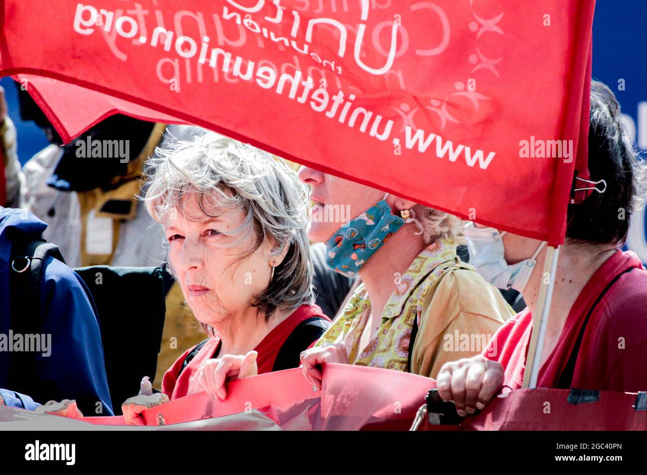 London, England, Großbritannien. August 2021. Ein Protestierende gegen Unite the Union protestiert gegen das Joint-Venture-Unternehmen Skanska-Costain-Strabag, das den Bauarbeitern, die die HS2-Eisenbahn bauen, den legitimen Gewerkschaftszugang verweigert. Unite the Union demonstriert vor den HS2-Standorten im Londoner Euston. Die Gewerkschaft hat erklärt, dass diese Demonstration eine langfristige Kampagne startet, um die gewerkschaftsfeindlichen Aktivitäten von Unternehmen wie Skanska und Costain zu stoppen. (Bild: © Sabrina MerollaZUMA Wire) Quelle: ZUMA Press, Inc./Alamy Live News Stockfoto