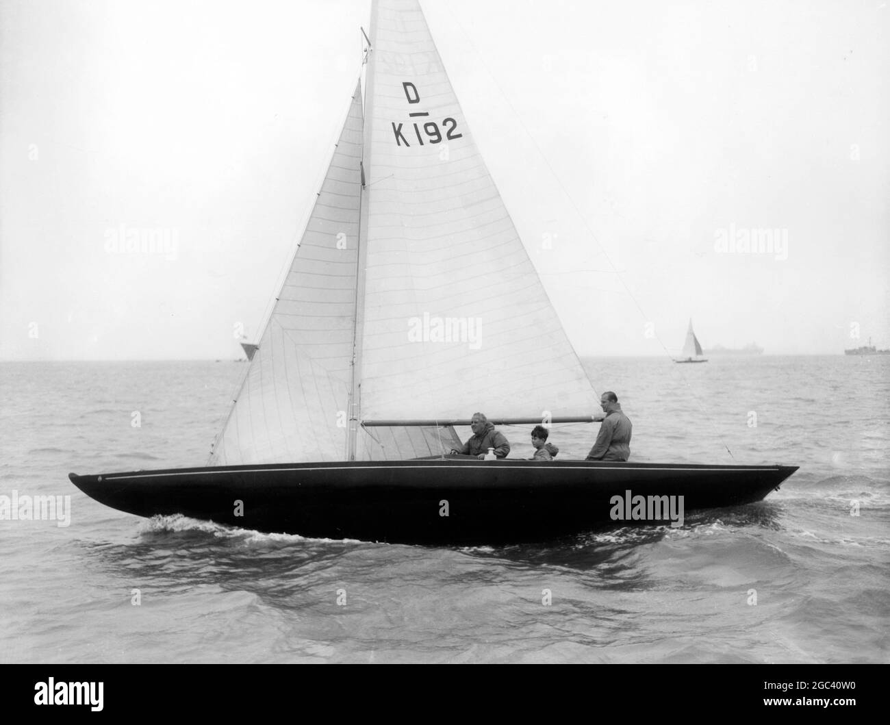 Prinz Philip, Uffa Fox und der 9-jährige Prinz Charles segeln - Yacht-Rennen in Cowes. In der Bluebottle 5 August 1957 Stockfoto