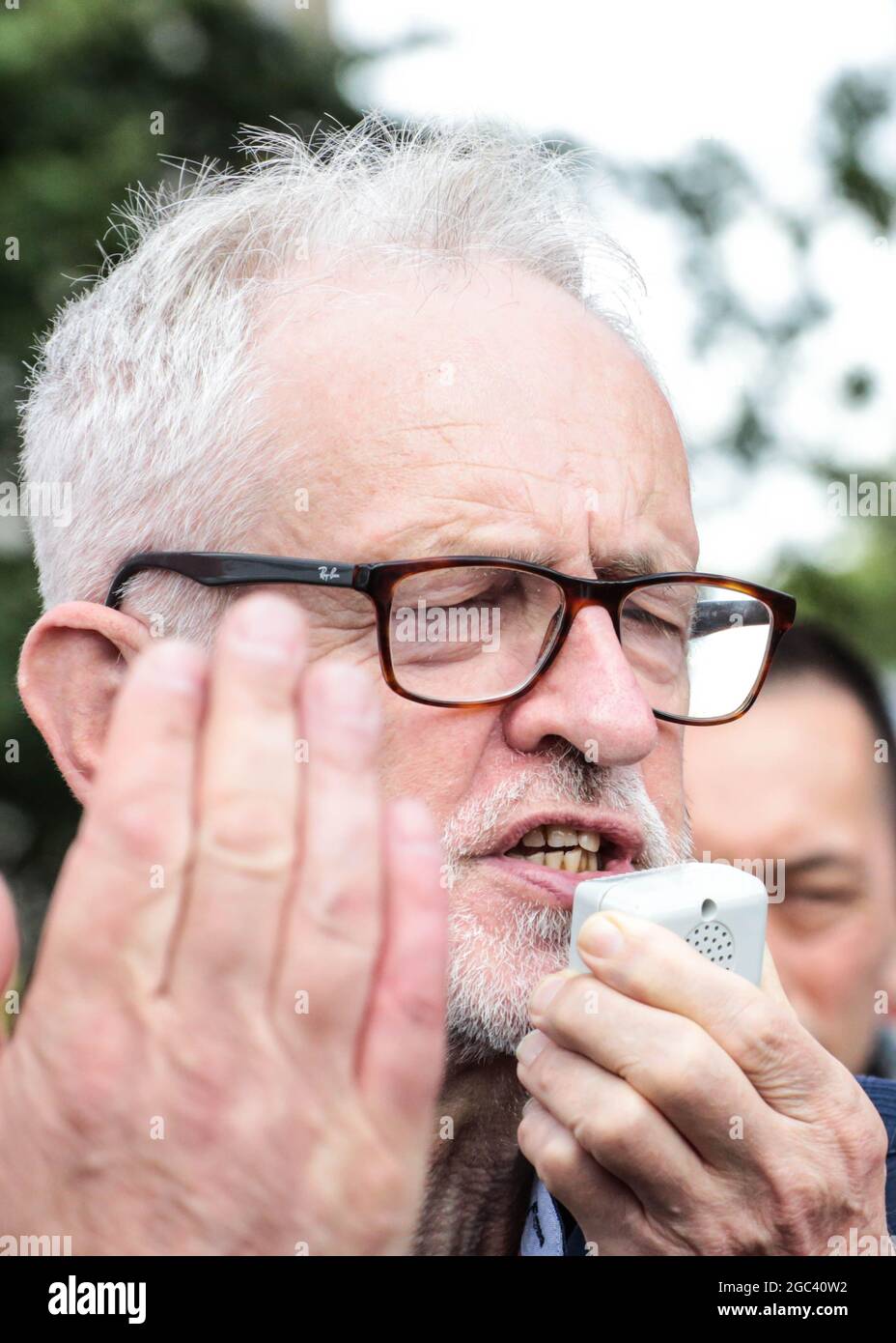 London, England, Großbritannien. August 2021. Jeremy Corbyn, ehemaliger Vorsitzender der Labour Party, zeigt seine Hilfe, um den Protest der Union gegen das Joint-Venture-Unternehmen Skanska-Costain-Strabag zu vereinen, das den Bauarbeitern, die die HS2-Eisenbahn bauen, den legitimen Gewerkschaftszugang verweigert. Die Gewerkschaft hat erklärt, dass diese Demonstration eine langfristige Kampagne startet, um die gewerkschaftsfeindlichen Aktivitäten von Unternehmen wie Skanska und Costain zu stoppen, die für Gewerkschaftsmitglieder mit schwarzen Listen bekannt sind. (Bild: © Sabrina MerollaZUMA Wire) Quelle: ZUMA Press, Inc./Alamy Live News Stockfoto