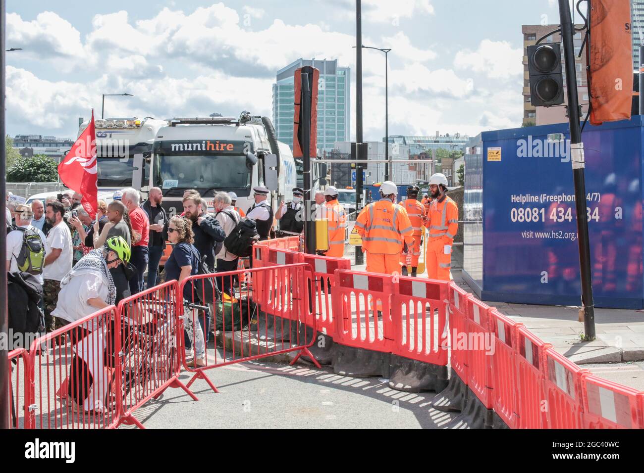 London, England, Großbritannien. August 2021. Während das Joint-Venture-Unternehmen Skanska-Costain-Strabag den legitimen Gewerkschaftszugang zu Bauarbeitern behindert, die die Euston-Tunnel der HS2-Eisenbahn bauen, demonstriert Unite the Union vor den HS2-Standorten im Londoner Stadtteil Euston. Die Gewerkschaft wirft dem Konsortium vor, das HS2-Abkommen zu missachten und erklärt, dass diese Demonstration eine langfristige Kampagne startet, um die gewerkschaftsfeindlichen Aktivitäten von Unternehmen wie Skanska und Costain, die für die schwarzen Gewerkschaftsmitglieder bekannt sind, zu stoppen. (Bild: © Sabrina MerollaZUMA Wire) Quelle: ZUMA Press, Inc./Alamy Live News Stockfoto