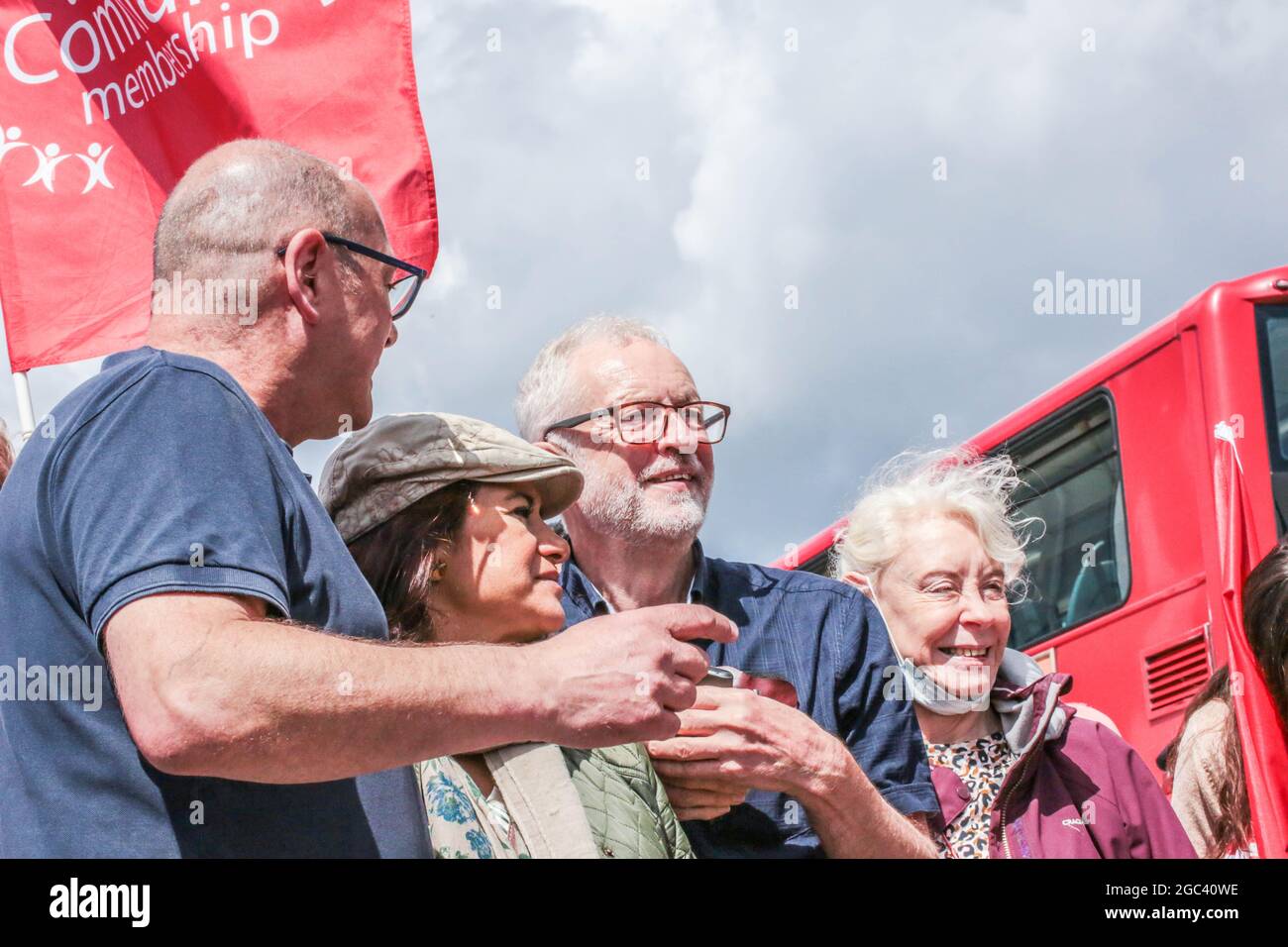 London, England, Großbritannien. August 2021. Jeremy Corbyn, ehemaliger Vorsitzender der Labour Party, fotografiert mit Demonstranten am Protest von Unite the Union gegen das Joint-Venture-Unternehmen Skanska-Costain-Strabag, das den Bauarbeitern, die die HS2-Bahn bauen, den legitimen Gewerkschaftszugang verweigert. Die Gewerkschaft hat erklärt, dass diese Demonstration eine langfristige Kampagne startet, um die gewerkschaftsfeindlichen Aktivitäten von Unternehmen wie Skanska und Costain zu stoppen, die für Gewerkschaftsmitglieder mit schwarzen Listen bekannt sind. (Bild: © Sabrina MerollaZUMA Wire) Quelle: ZUMA Press, Inc./Alamy Live News Stockfoto