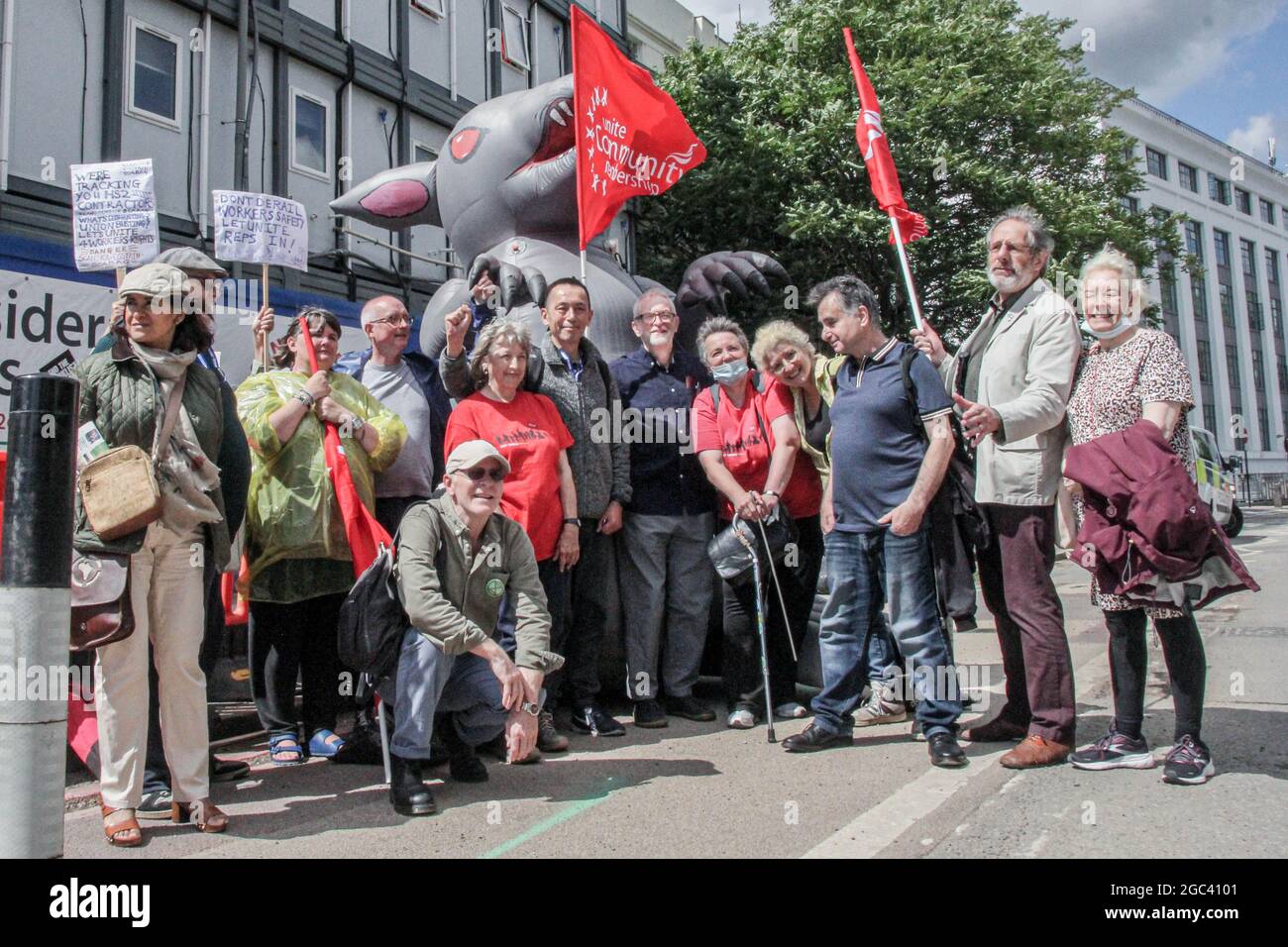 London, England, Großbritannien. August 2021. Jeremy Corbyn, ehemaliger Vorsitzender der Labour Party, fotografiert mit Demonstranten am Protest von Unite the Union gegen das Joint-Venture-Unternehmen Skanska-Costain-Strabag, das den Bauarbeitern, die die HS2-Bahn bauen, den legitimen Gewerkschaftszugang verweigert. Die Gewerkschaft hat erklärt, dass diese Demonstration eine langfristige Kampagne startet, um die gewerkschaftsfeindlichen Aktivitäten von Unternehmen wie Skanska und Costain zu stoppen, die für Gewerkschaftsmitglieder mit schwarzen Listen bekannt sind. (Bild: © Sabrina MerollaZUMA Wire) Quelle: ZUMA Press, Inc./Alamy Live News Stockfoto