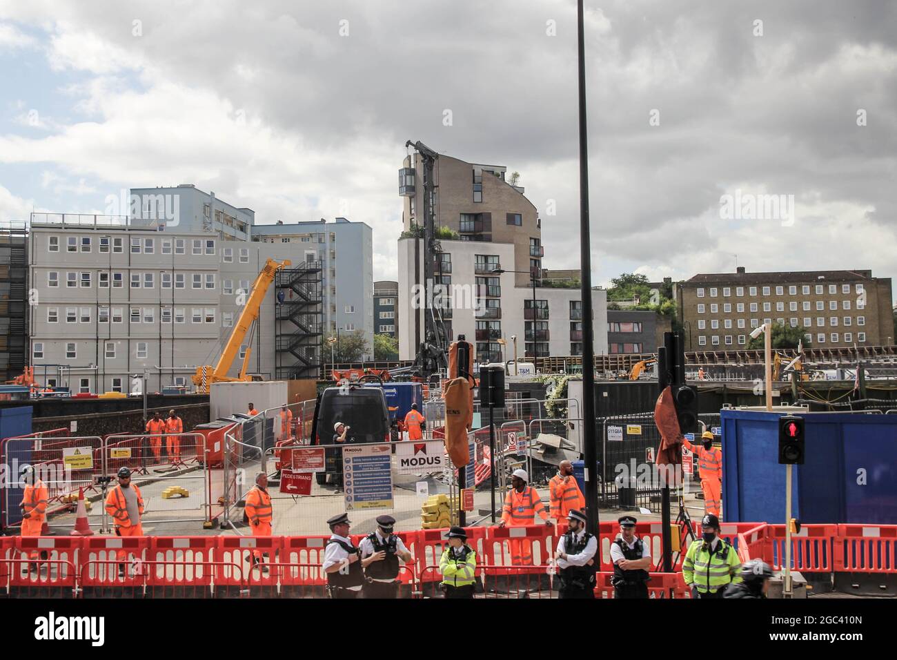 London, England, Großbritannien. August 2021. MET Police, HS2 Security und Arbeiter auf dem Euston Tunnel-Gelände der HS2-Bahn kurz nach der Unite the Union Demonstration. Die Gewerkschaft wirft dem Konsortium Skanska-Costain-Strabag vor, das HS2-Abkommen missachtet zu haben und erklärt, dass diese Demonstration eine langfristige Kampagne startet, um die gewerkschaftsfeindlichen Aktivitäten von Unternehmen wie Skanska und Costain, die für die schwarzen Gewerkschaftsmitglieder bekannt sind, zu stoppen. (Bild: © Sabrina MerollaZUMA Wire) Quelle: ZUMA Press, Inc./Alamy Live News Stockfoto