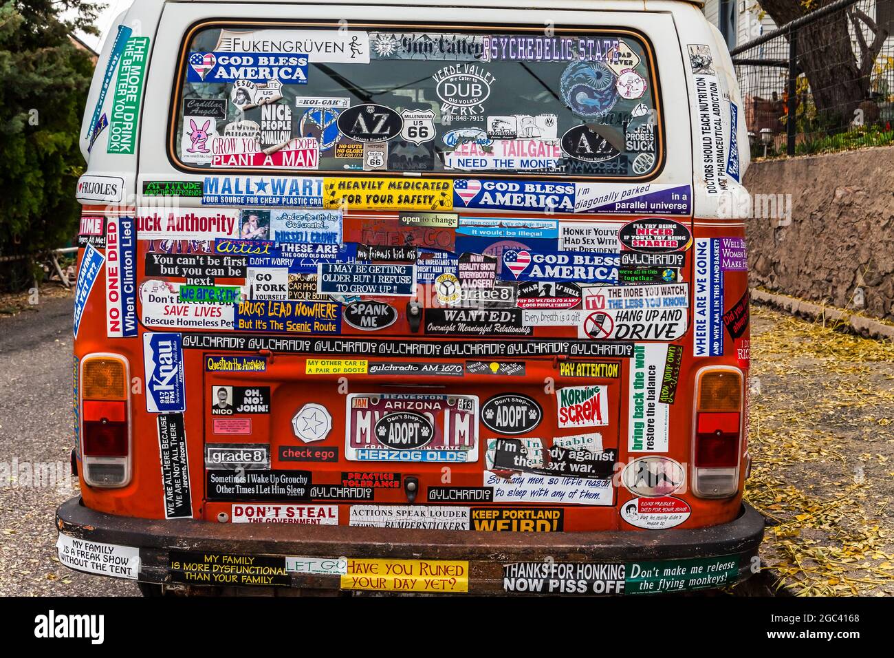Vintage Van mit Bumper Stickers Jerome Arizona USA Stockfotografie Alamy