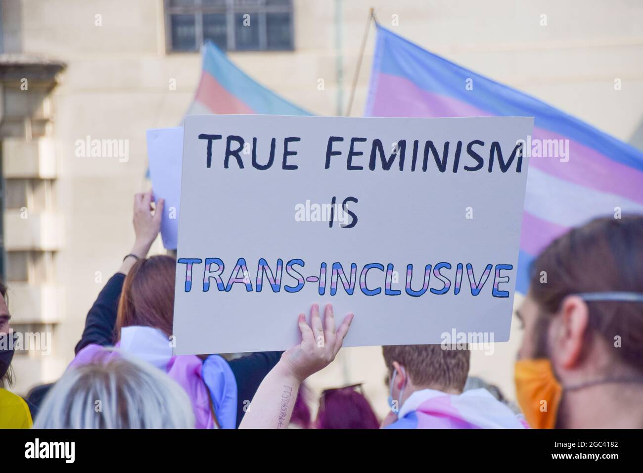 London, Großbritannien. August 2021. Ein Protestler hält während der Trans-Rights-Demonstration ein Plakat mit dem Titel "True Feminism is Trans-Inclusive".Demonstranten versammelten sich vor der Downing Street und forderten ein Ende der Diskriminierung der Trans-Community, eine bessere Unterstützung der Regierung gegen Hass und Verbesserungen der Wartezeiten im Bereich der Trans-Healthcare. Kredit: SOPA Images Limited/Alamy Live Nachrichten Stockfoto