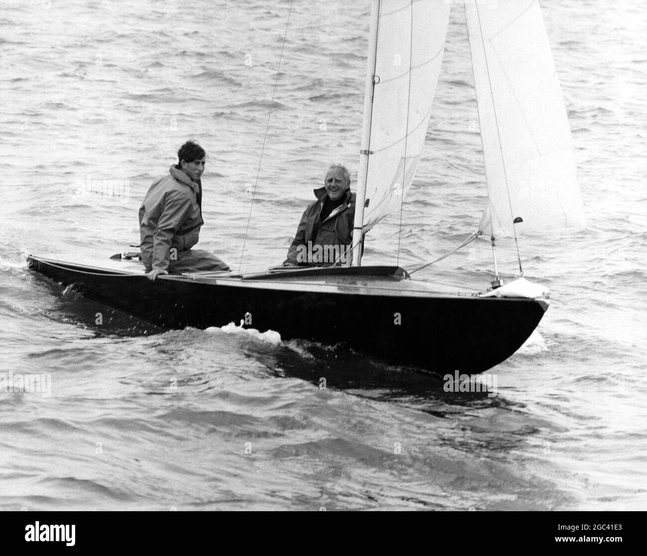 Prinz Charles, der von Veteran Yachtsman Uffa Fox mit seiner Besatzungsarrange bestritt, trat heute beim Flying Fifteen Race bei der Cowes Regatta - Boot Labrador am 2. August 1967 an Stockfoto