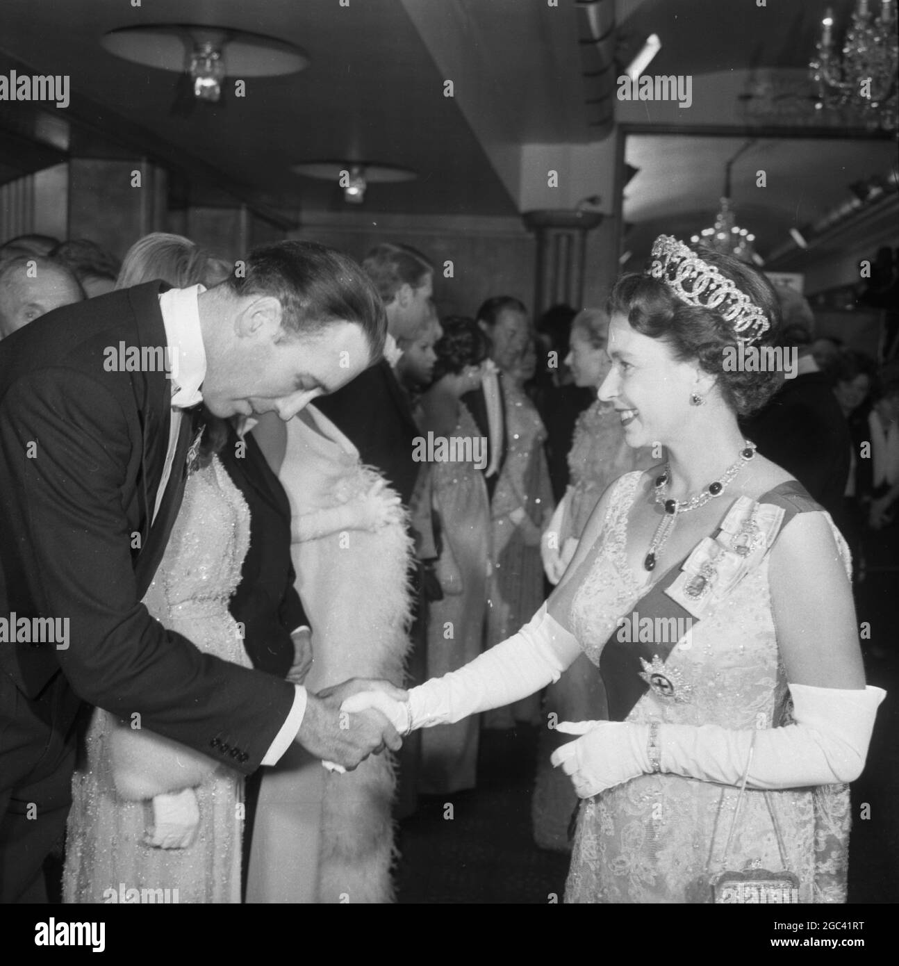 Queen Elizabeth II schüttelt sich die Hände mit Christopher Lee im Odeon Theatre, Leicester Square, London für die Royal Film Performance 1966, wo sie den Film Born Free in Aid of the Cinema and Television Benevolent Fund sehen wird.14. März 1966 Stockfoto