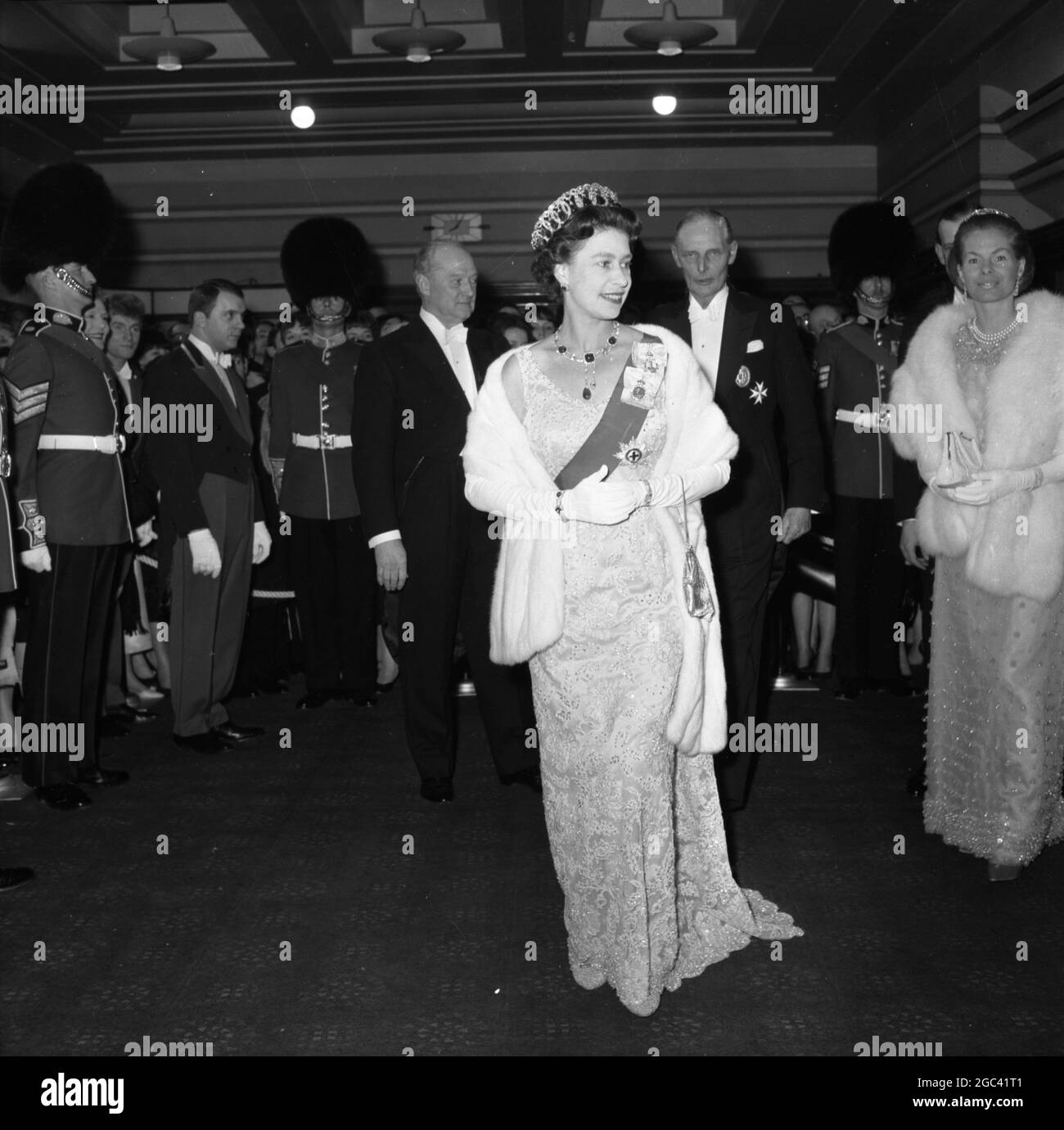 Queen Elizabeth II. Kommt im Odeon Theatre, Leicester Square, London für die Royal Film Performance 1966, wo sie den Film Born Free in Aid of the Cinema and Television Benevolent Fund sehen wird. Hinter rechts ist die Herzogin von Kent.14. März 1966 Stockfoto
