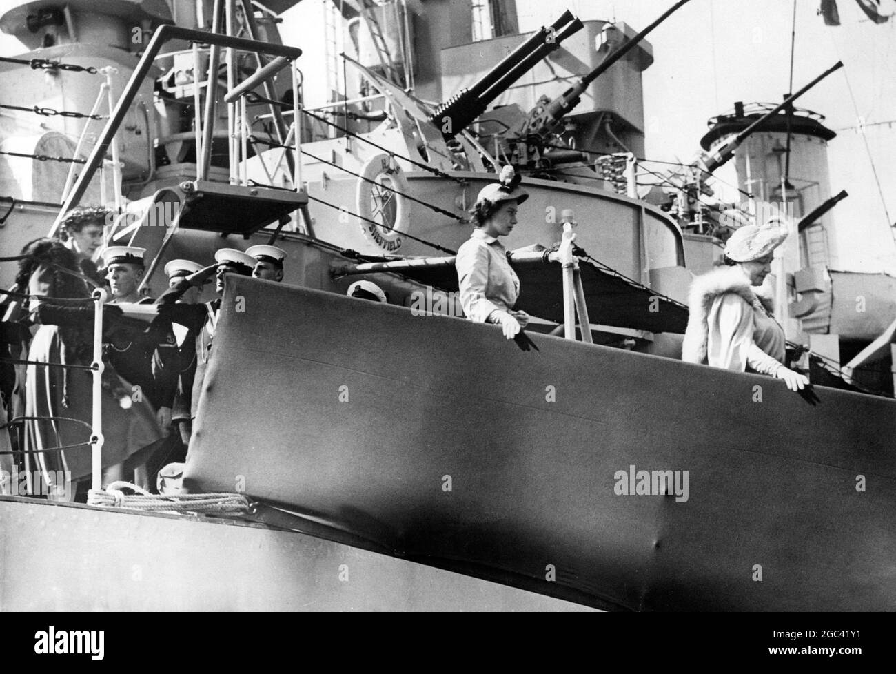 Die Königin, gefolgt von Prinzessin Margaret, verlässt heute (Freitag) die HMS Sheffield im Dufferin Dock in Belfast - erster Tag des königlichen Besuchs in Ulster, Nordirland. Juni 1951 Stockfoto