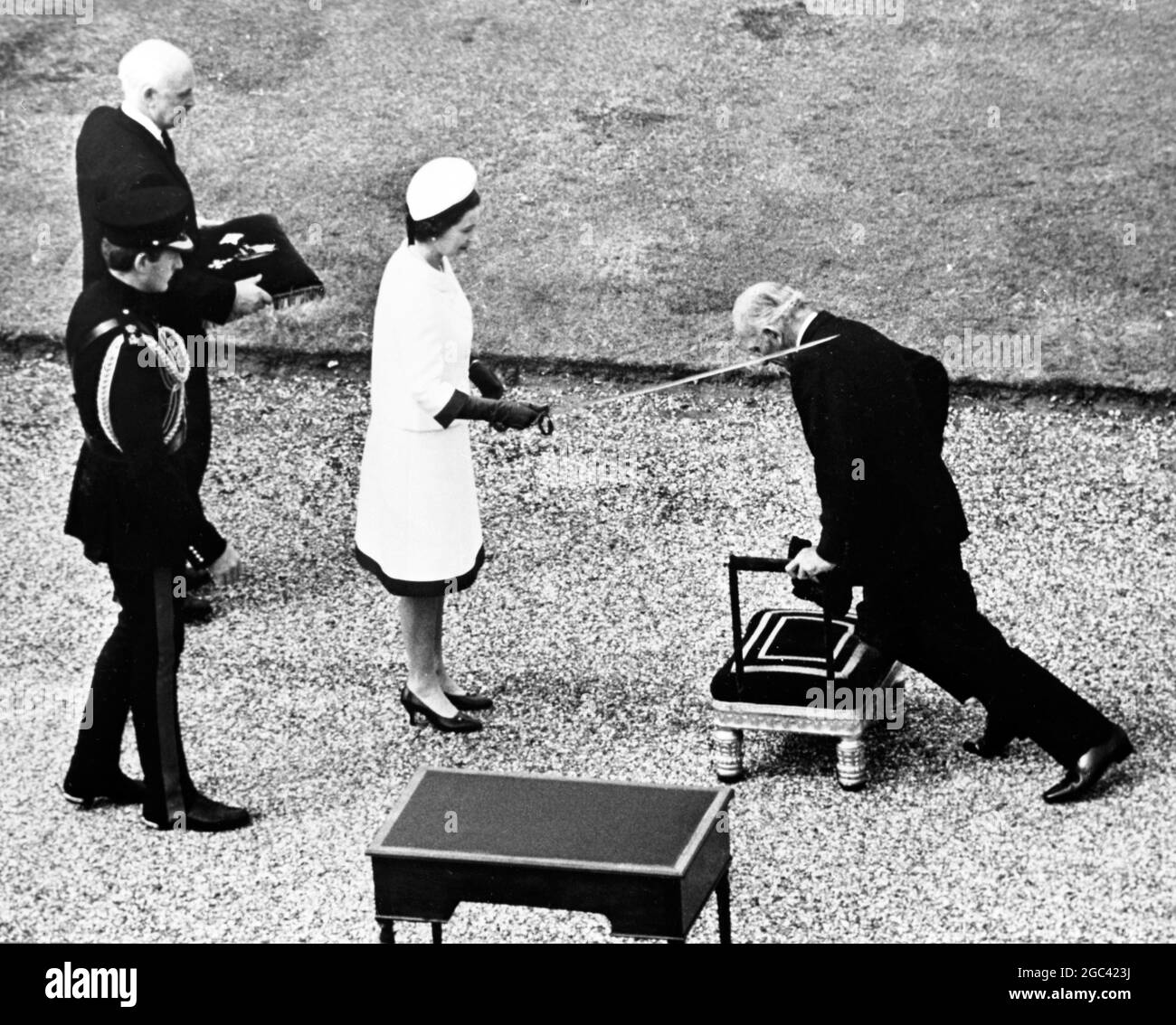 Erhebt Euch, Sir Francis! HM Elizabeth II dubbt Sir Francis Chichester mit dem Schwert von Sir Francis Drake. Er segelte einhändig um die Welt. Juli 1967 Stockfoto